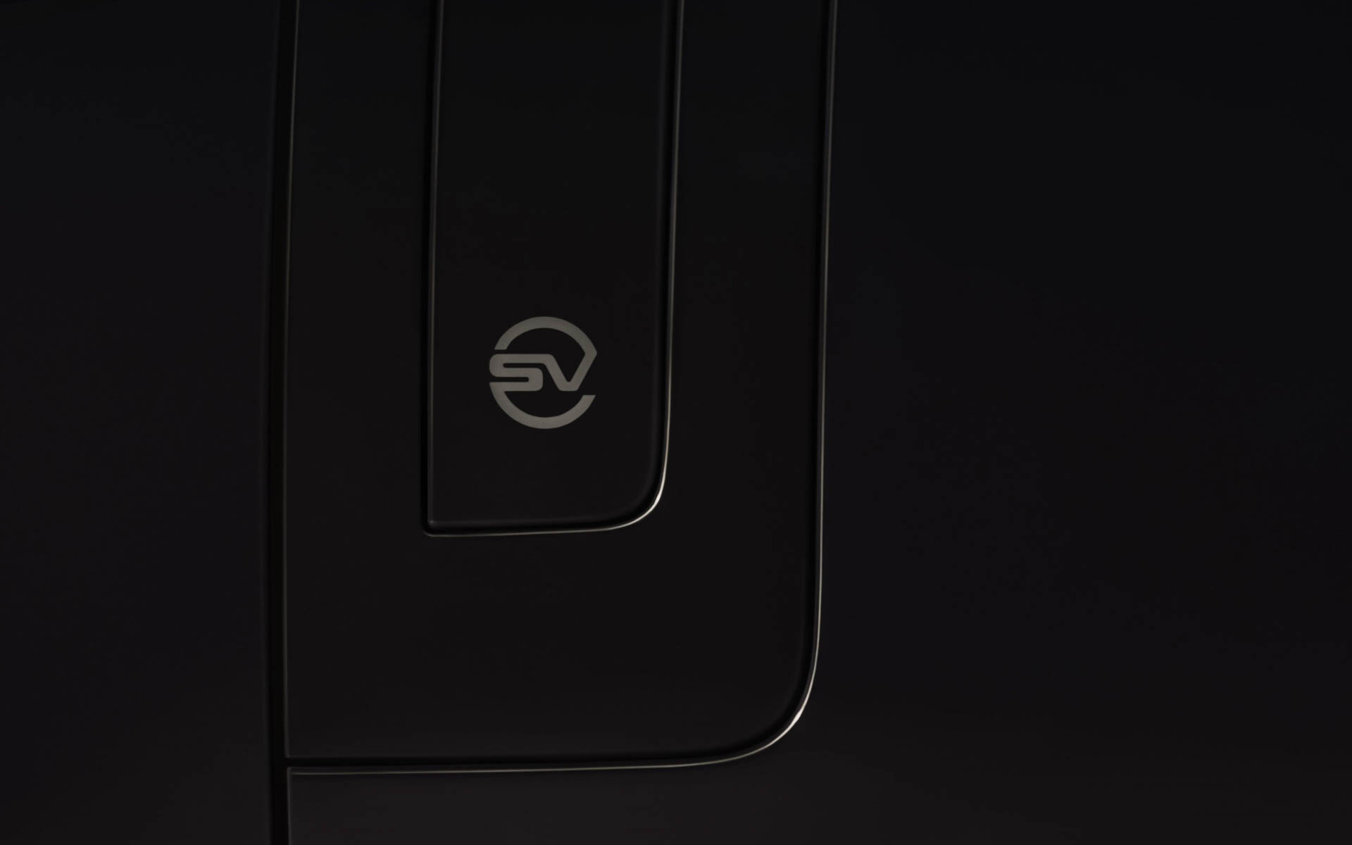 ナルヴィックブラック（ソリッド）のボディカラーを採用し、グリルやバッヂといった細部に至るまですべてブラックで統一