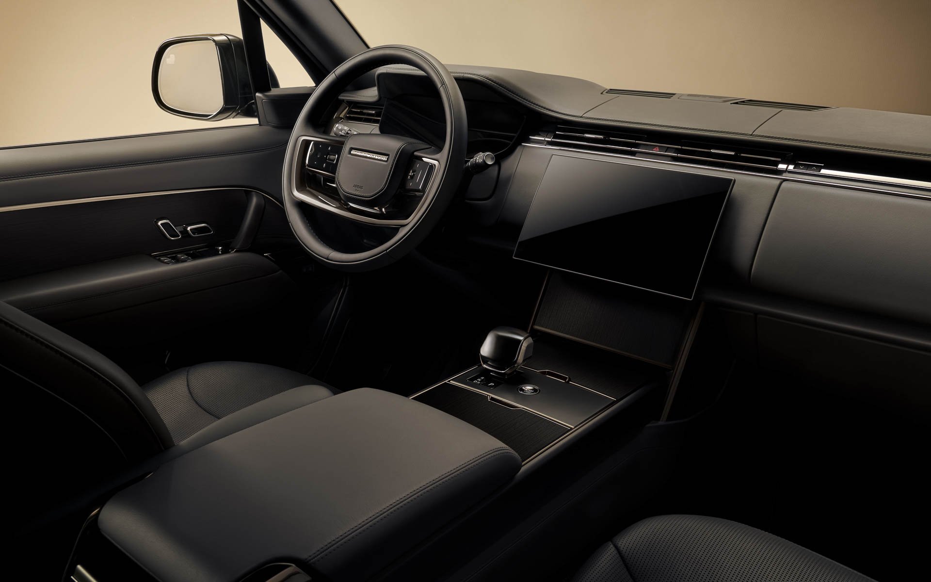 エボニーのセミアニリンレザーを採用し、内装もブラックで統一。ボディ＆ソウルシート（BASS）をショートホイールベースではフロントシートに、ロングホイールベースではフロント＆リアシートに標準装備した