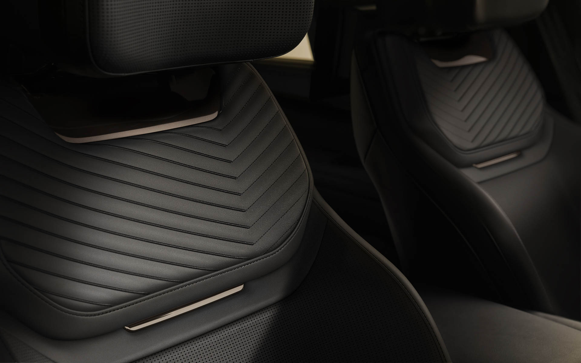 エボニーのセミアニリンレザーを採用し、内装もブラックで統一。ボディ＆ソウルシート（BASS）をショートホイールベースではフロントシートに、ロングホイールベースではフロント＆リアシートに標準装備した