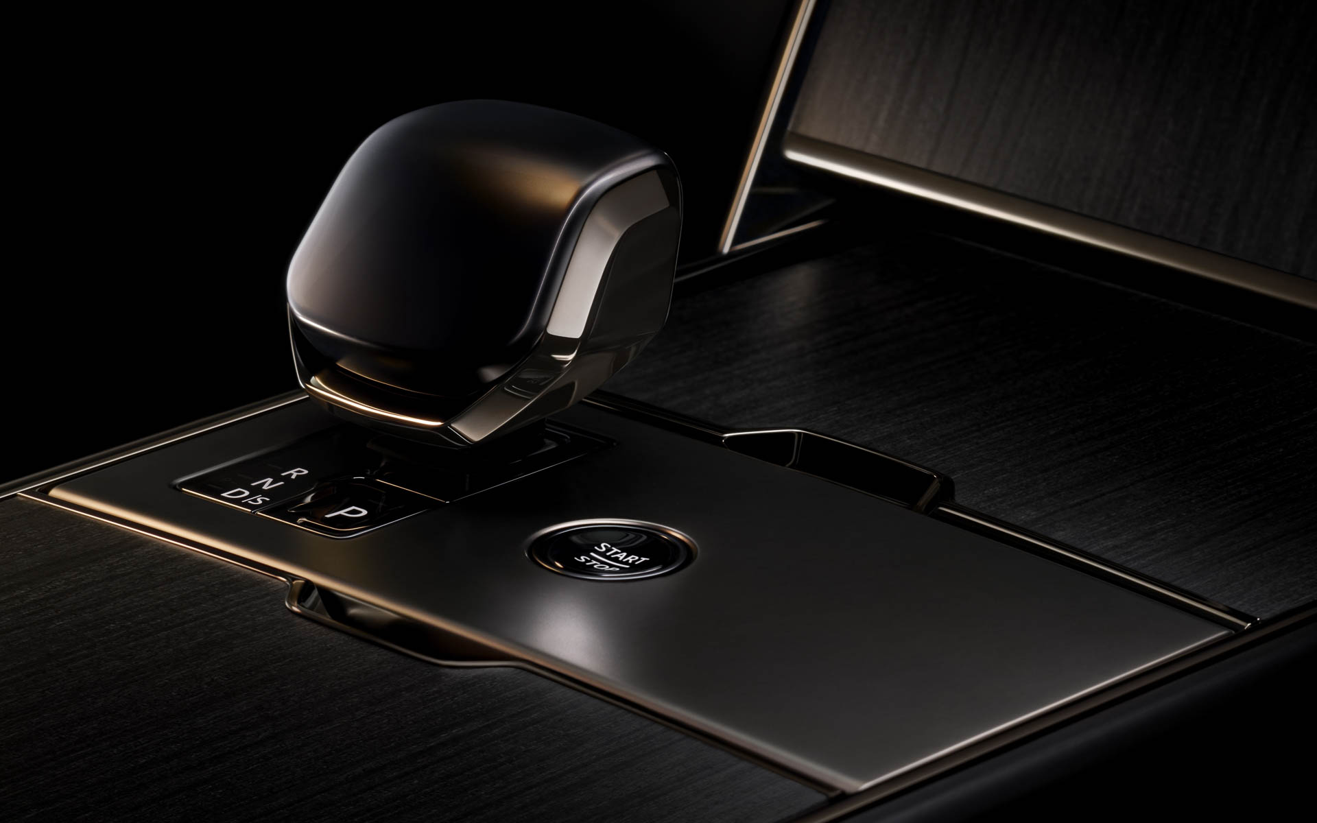 エボニーのセミアニリンレザーを採用し、内装もブラックで統一。ボディ＆ソウルシート（BASS）をショートホイールベースではフロントシートに、ロングホイールベースではフロント＆リアシートに標準装備した