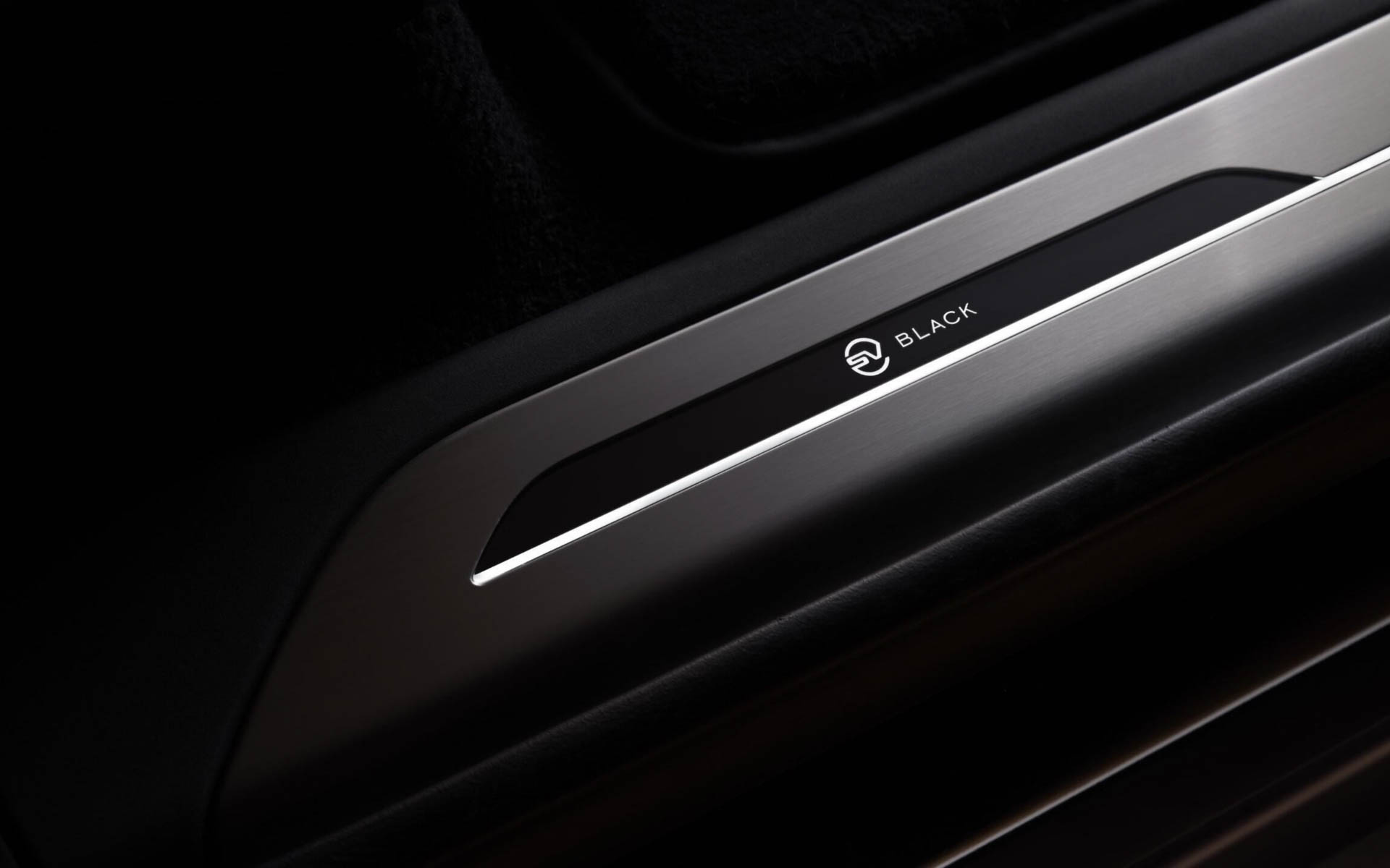 エボニーのセミアニリンレザーを採用し、内装もブラックで統一。ボディ＆ソウルシート（BASS）をショートホイールベースではフロントシートに、ロングホイールベースではフロント＆リアシートに標準装備した