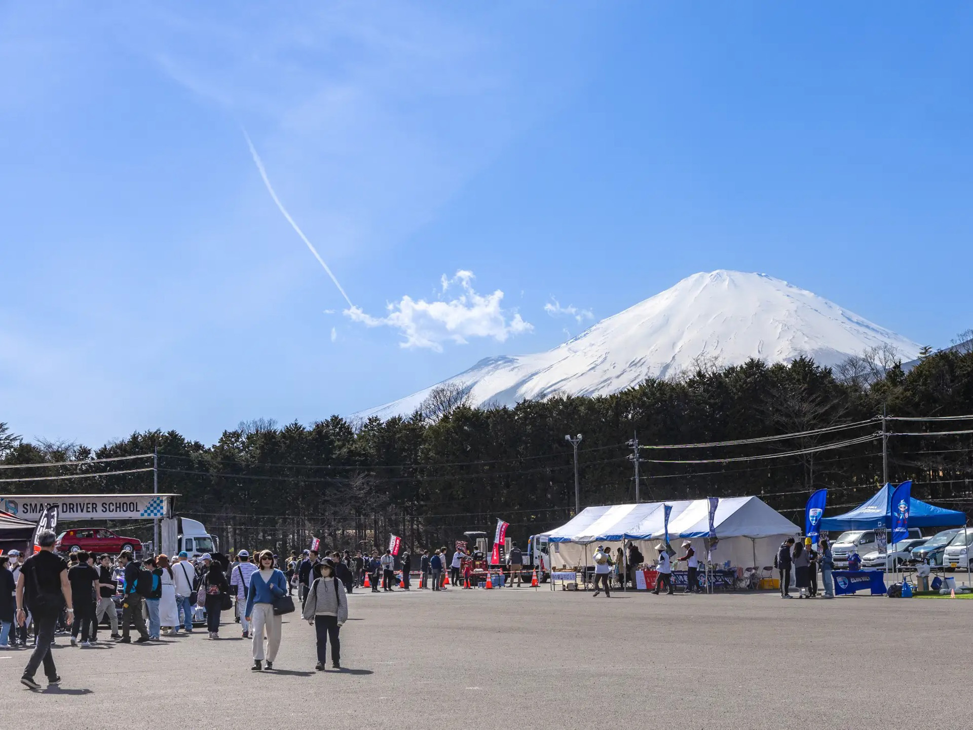 イベント当日は13時開場予定。花火打ち上げ開始の約30分前まで、会場内外でさまざまなプログラムを用意。「グルメ」「クルマ体験コンテンツ」「ワークショップ」「走行コンテンツ」など、家族や仲間とともに、春の一日を丸ごと満喫できるコンテンツを用意する予定