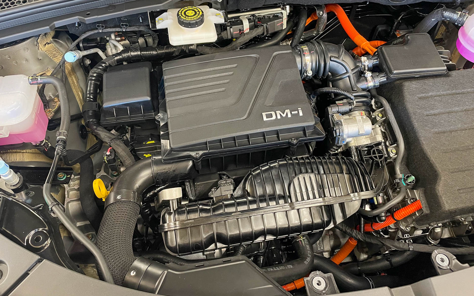 DM-i（Dual Mode intelligent）は2つの動力源を制御して使うスーパーハイブリッドシステムの略称。エンジンはGPFを持ちEURO6にも対応するクリーン化を進める。燃焼効率43％と言われる4気筒エンジンはレギュラーガソリン仕様。60Lの大型ガソリンタンクを持ち、航続距離はWLTCで1200kmにも及ぶ