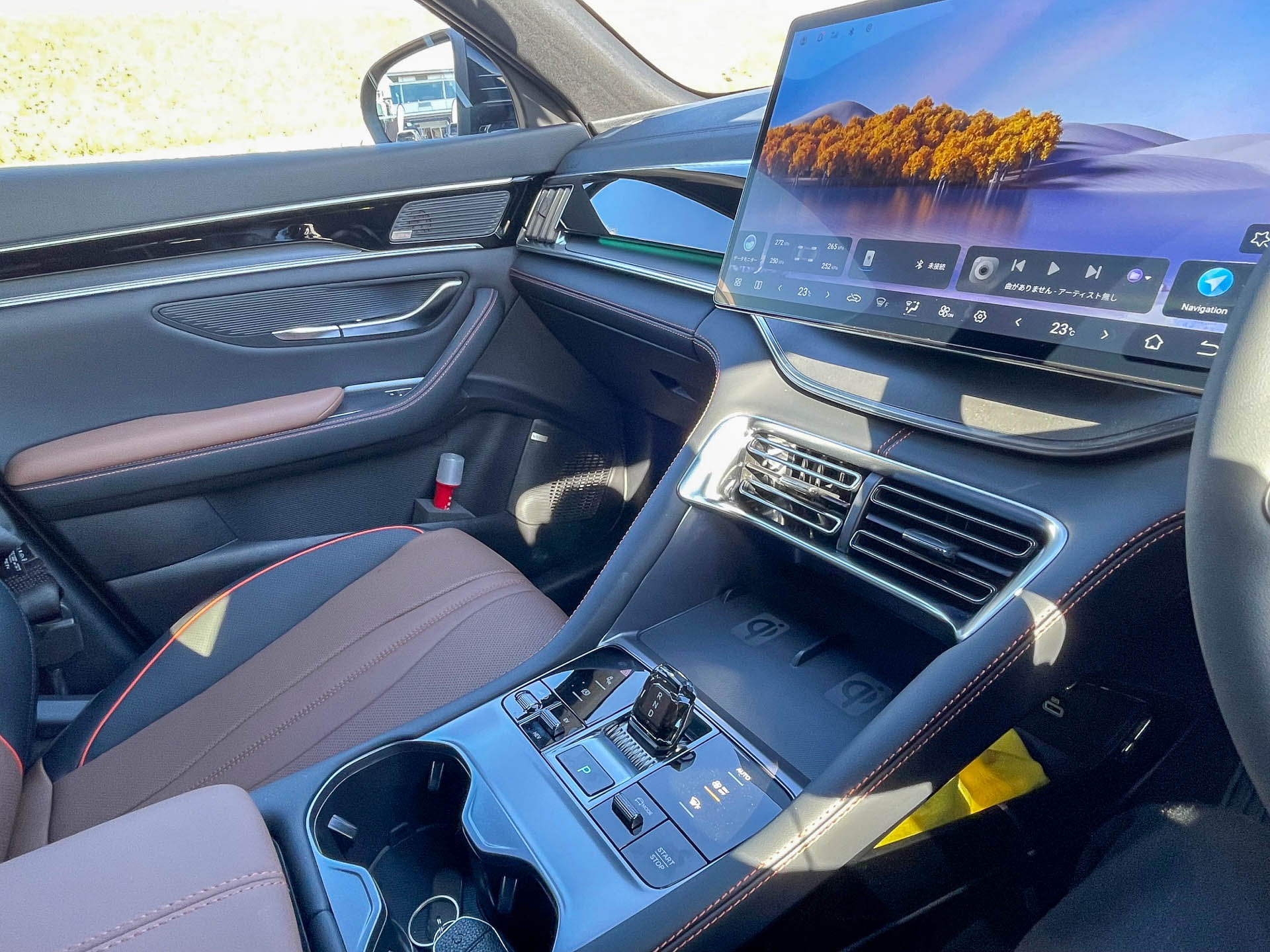 シーライオン6のインテリア。ダッシュボードはスッキリして洗練されている。大型のセンターディスプレイからの操作は慣れてしまえば簡単だ