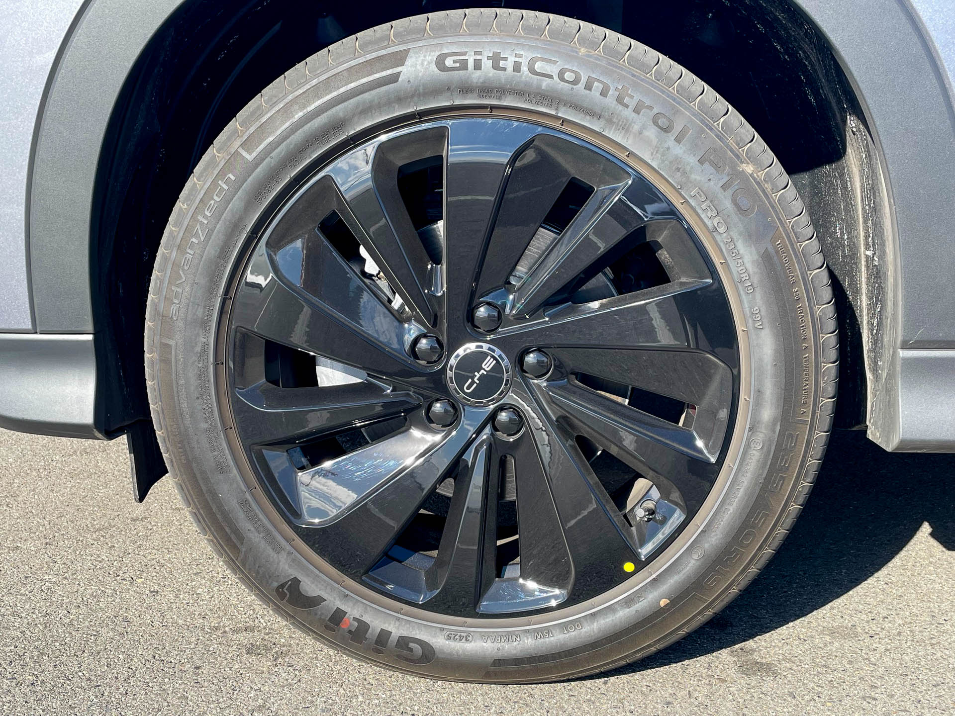 BYDとの専用開発タイヤはGiti社製。シンガポール生産でウェットに特徴があるという