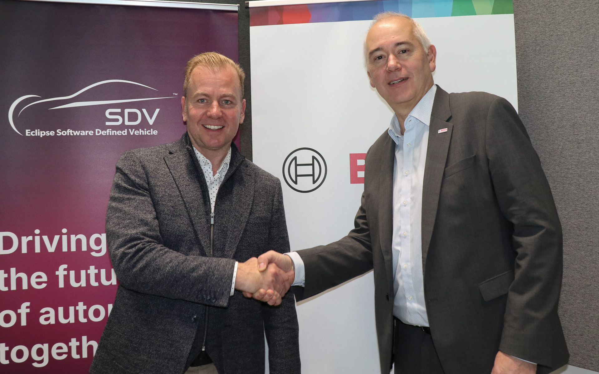 Eclipse Foundation ソフトウェアデファインドビークル向けエコシステム開発担当ディレクター アンスガー・リンドヴェーデル氏（左）とボッシュ株式会社 代表取締役社長 クリスチャン・メッカー氏（右）