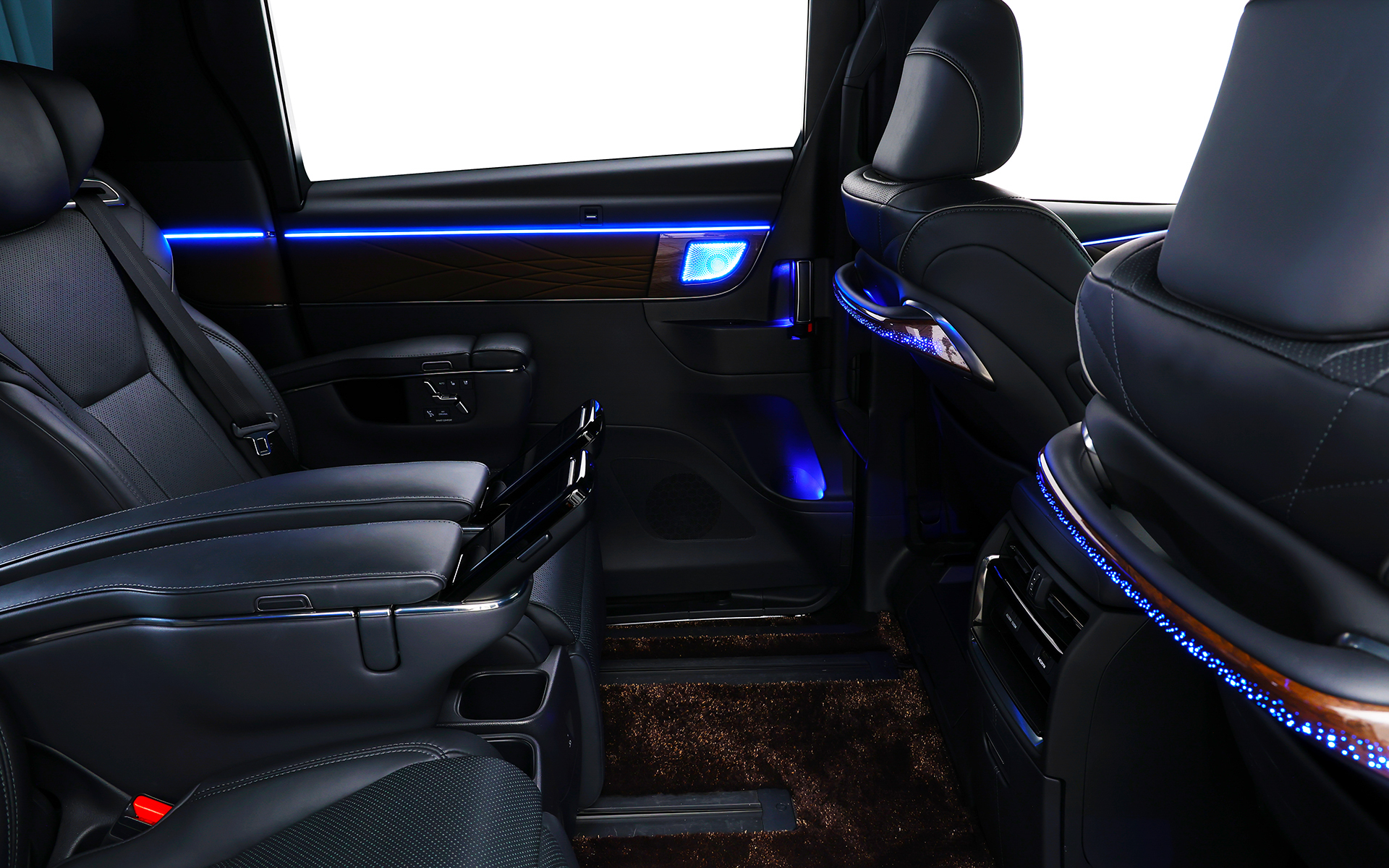 前席から後席にかけてライティングがつながり、一体感のある車室内空間に仕上げられる