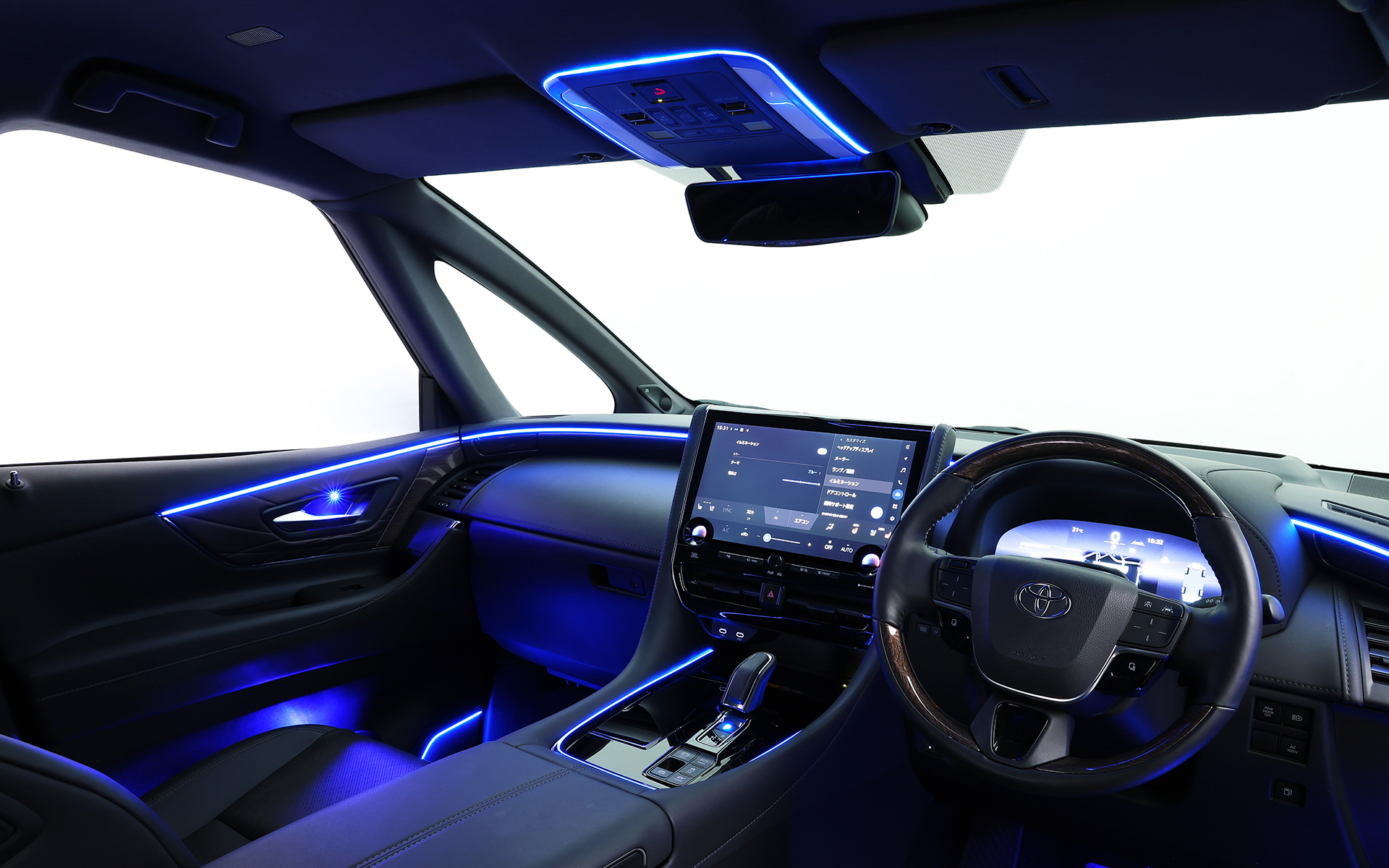 ルーフ、ドア、足下まで鮮やかなイルミネーションが照らす