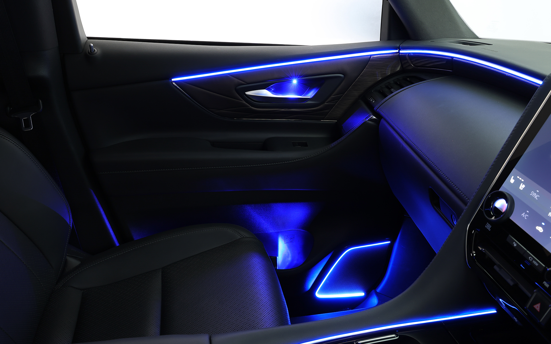 前席から後席にかけてライティングがつながり、一体感のある車室内空間に仕上げられる