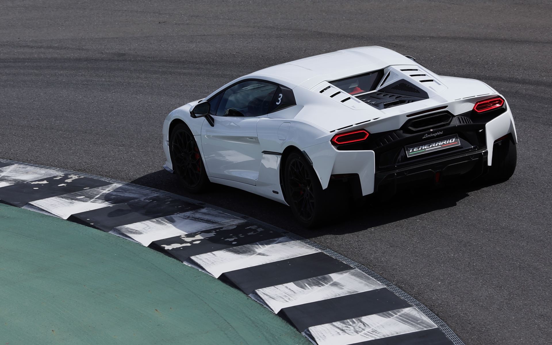 ランボルギーニの最新モデル「テメラリオ」に乗った