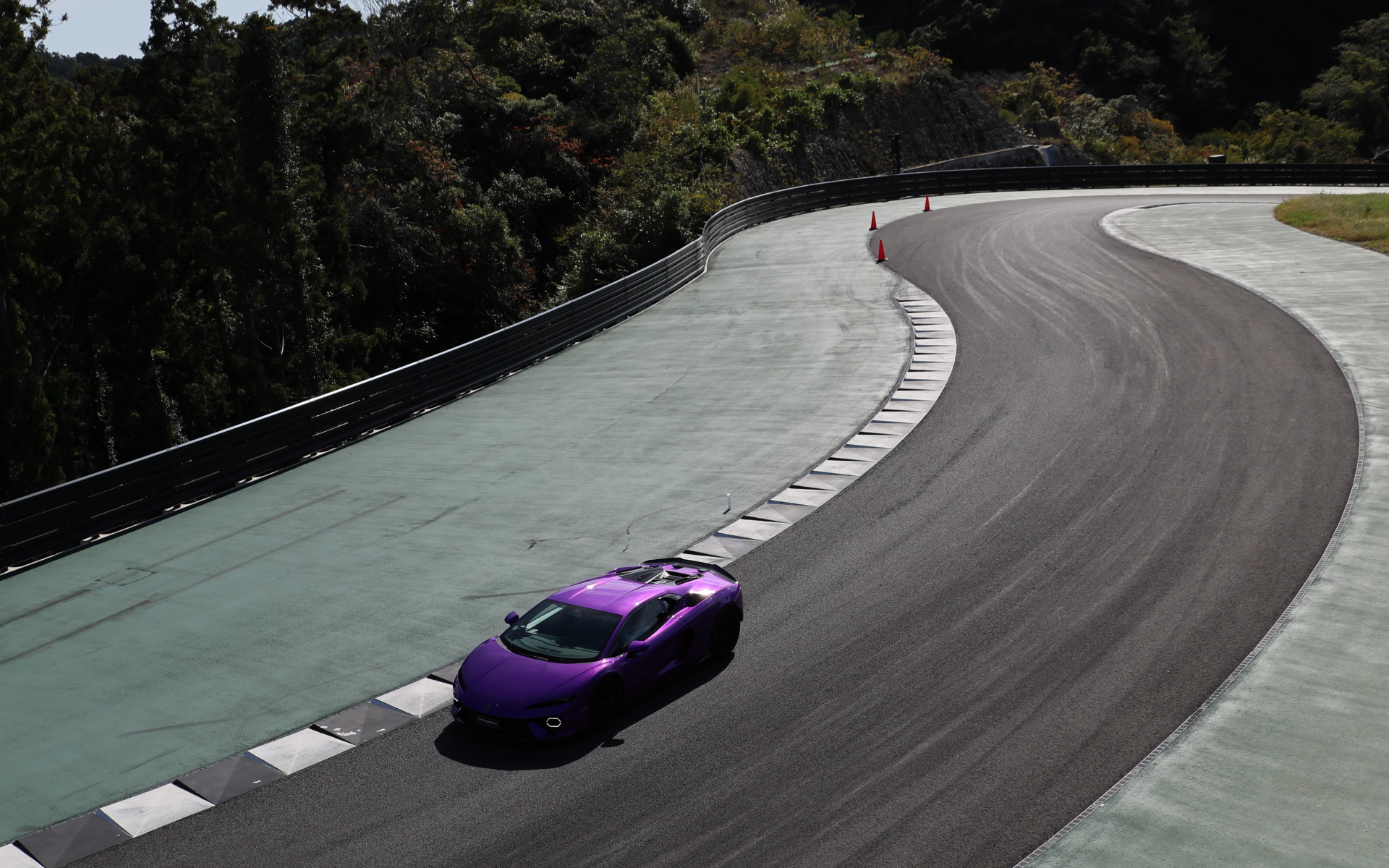 アンダーステア知らずで軽快に曲がっていく