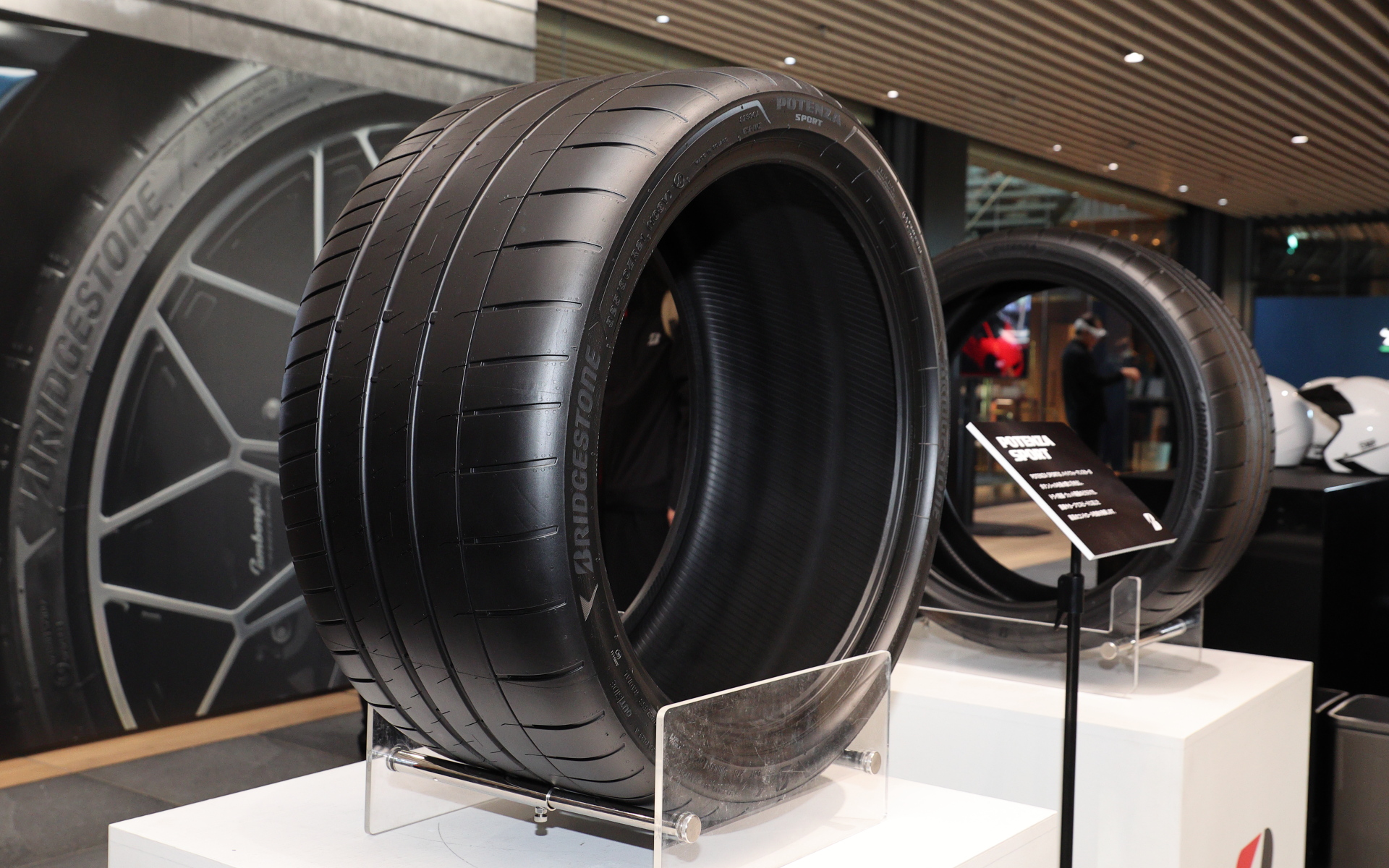 テメラリオの足下を支えるブリヂストン「POTENZA SPORT」。日本では聞き慣れない名称だが、欧州のスーパースポーツモデルに標準装着される実績を持つ。クセのないハンドリングが魅力で、土屋圭市さんも「アンダーオーバーが分かりやすくコントロールしやすい」と評価