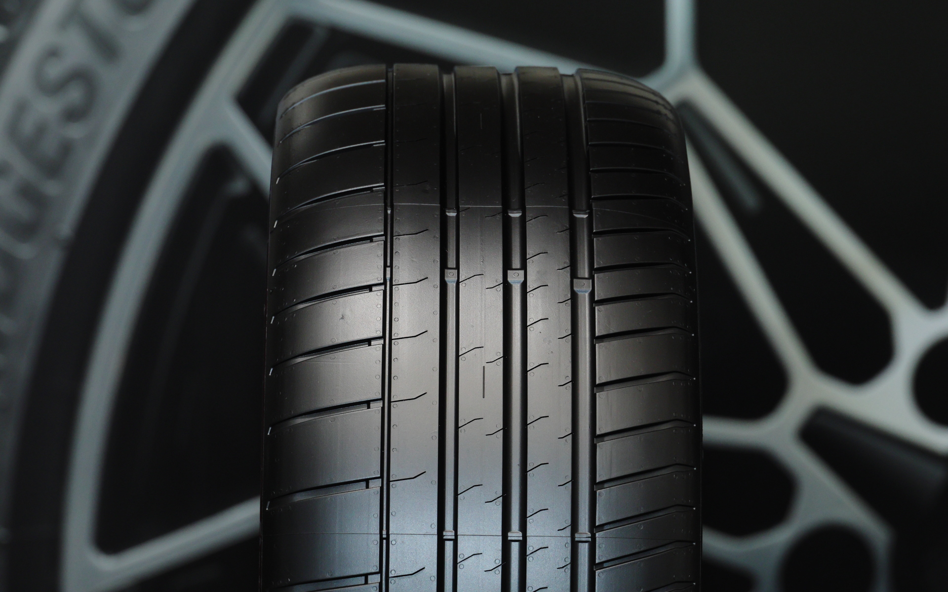 テメラリオの足下を支えるブリヂストン「POTENZA SPORT」。日本では聞き慣れない名称だが、欧州のスーパースポーツモデルに標準装着される実績を持つ。クセのないハンドリングが魅力で、土屋圭市さんも「アンダーオーバーが分かりやすくコントロールしやすい」と評価