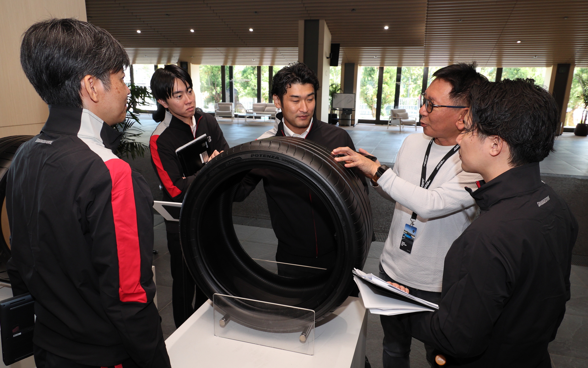 テメラリオの足下を支えるブリヂストン「POTENZA SPORT」。日本では聞き慣れない名称だが、欧州のスーパースポーツモデルに標準装着される実績を持つ。クセのないハンドリングが魅力で、土屋圭市さんも「アンダーオーバーが分かりやすくコントロールしやすい」と評価