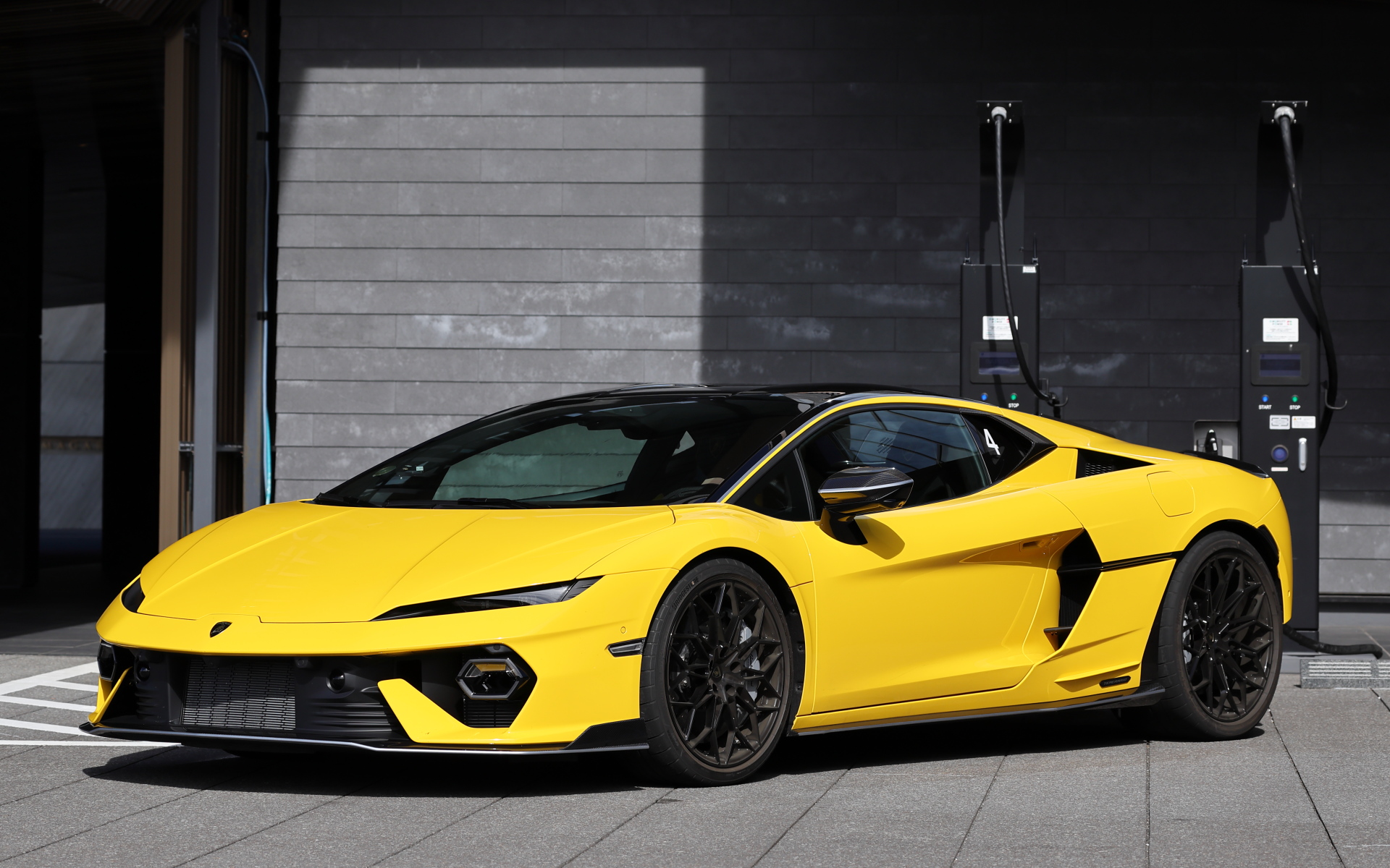 日本では2024年11月に初公開されたランボルギーニのHPEV（ハイパフォーマンスEV）「テメラリオ」。ボディサイズは4706×1996×1201mm（全長×全幅×全高、全幅はサイドミラー部を除く）、ホイールベースは2658mm