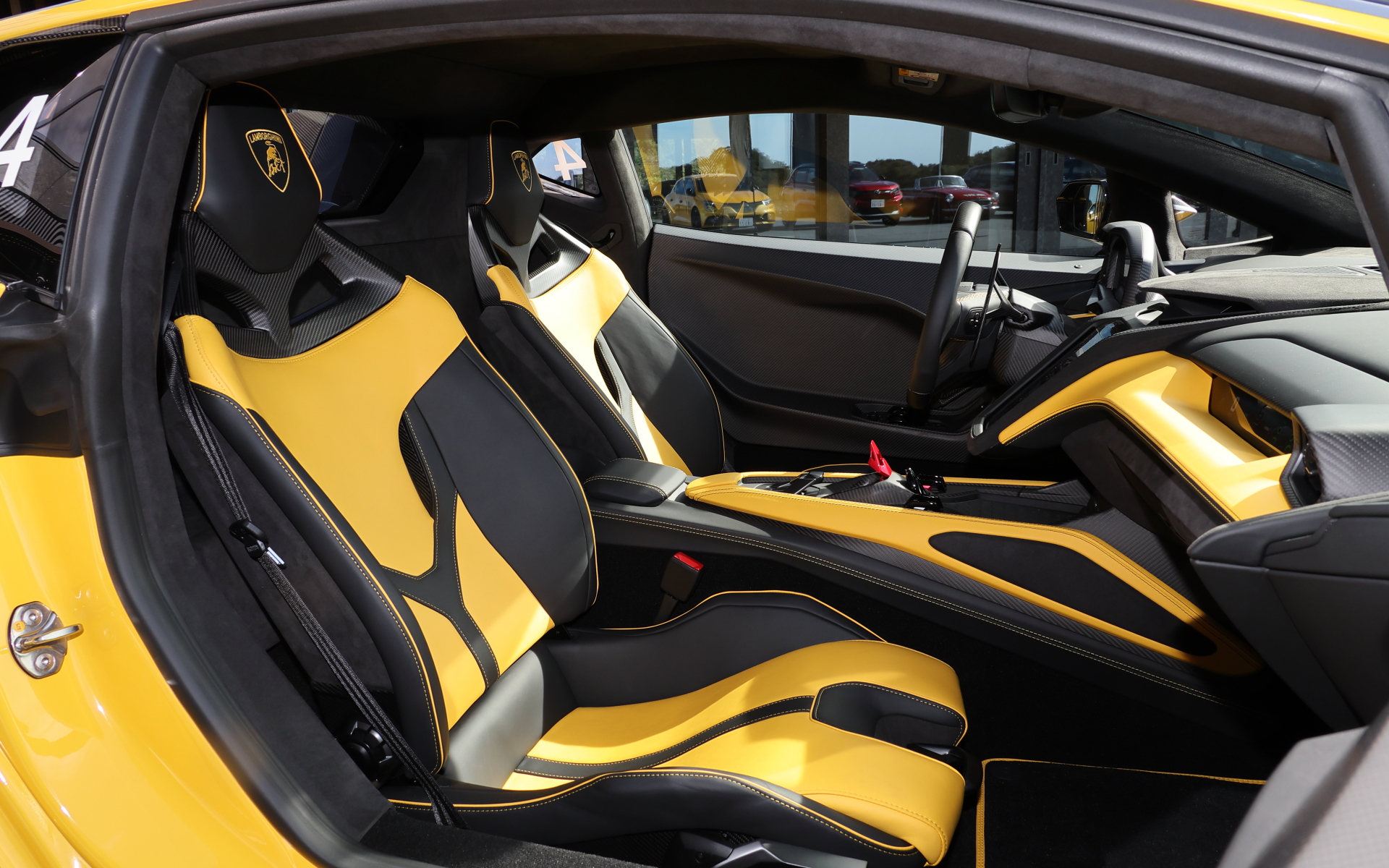 テメラリオ アレジェリータ・パッケージ装着車のインテリア。ドアの内張なども軽量化されている