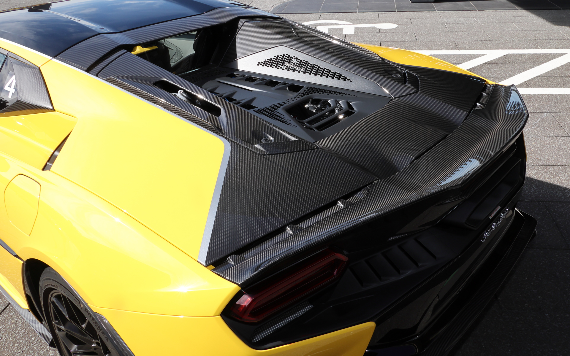 撮影モデルは「アレジェリータ（軽量）・パッケージ」装着車。標準車に比べカーボン製のスプリッター（-0.19kg）、アンダーボディパネル（-0.55kg）、サイドスカート（-0.6kg）、リアボンネット（-9.2kg）、リアスポイラー（-1.6kg）などを採用して約25kg軽量化するとともに、トータルダウンフォース67％増、空力効率62％増に成功している