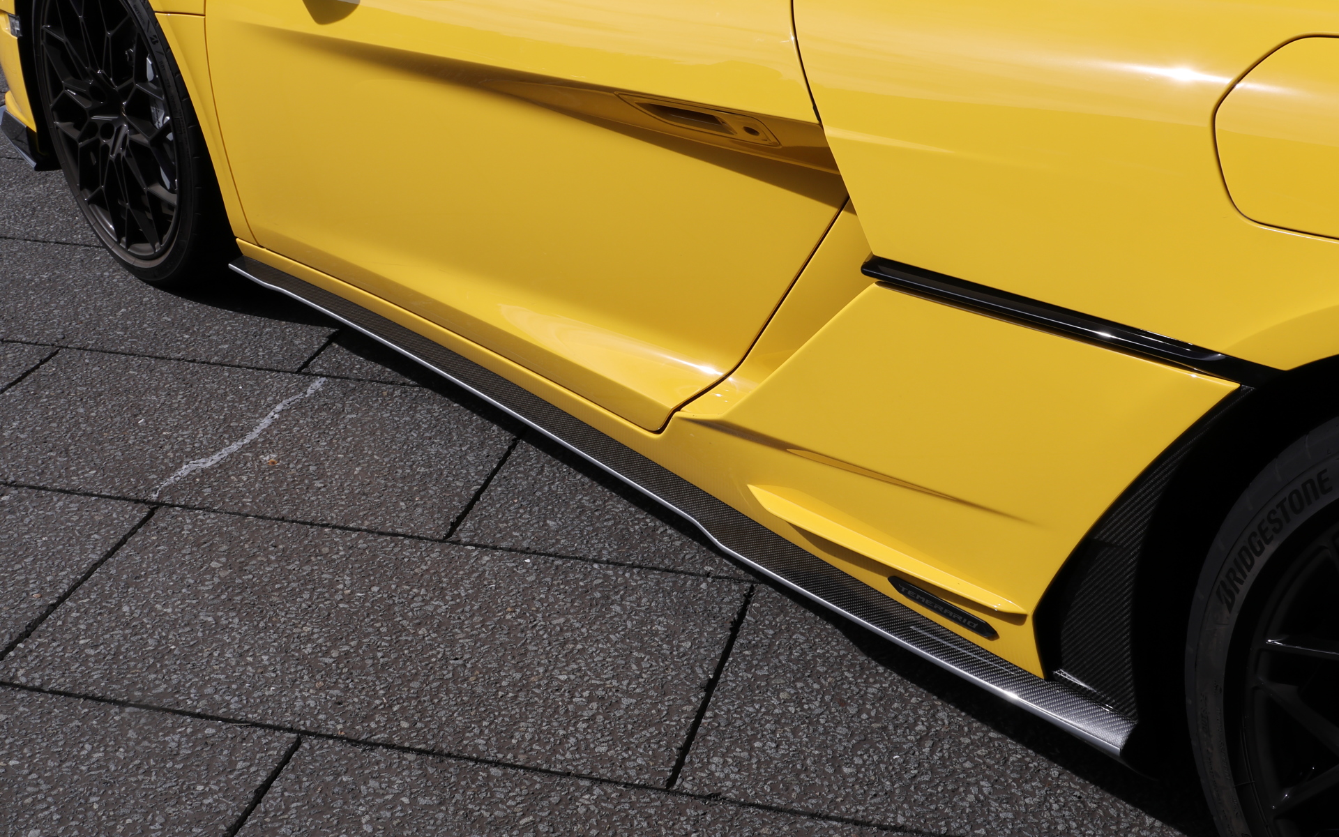 撮影モデルは「アレジェリータ（軽量）・パッケージ」装着車。標準車に比べカーボン製のスプリッター（-0.19kg）、アンダーボディパネル（-0.55kg）、サイドスカート（-0.6kg）、リアボンネット（-9.2kg）、リアスポイラー（-1.6kg）などを採用して約25kg軽量化するとともに、トータルダウンフォース67％増、空力効率62％増に成功している