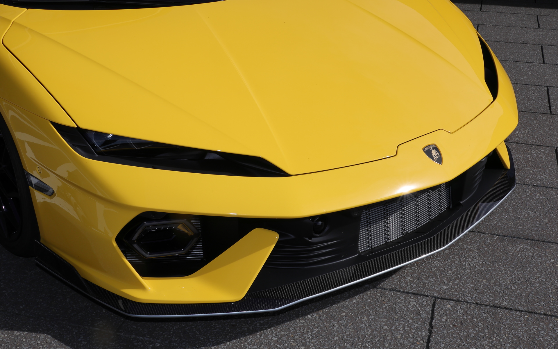 撮影モデルは「アレジェリータ（軽量）・パッケージ」装着車。標準車に比べカーボン製のスプリッター（-0.19kg）、アンダーボディパネル（-0.55kg）、サイドスカート（-0.6kg）、リアボンネット（-9.2kg）、リアスポイラー（-1.6kg）などを採用して約25kg軽量化するとともに、トータルダウンフォース67％増、空力効率62％増に成功している