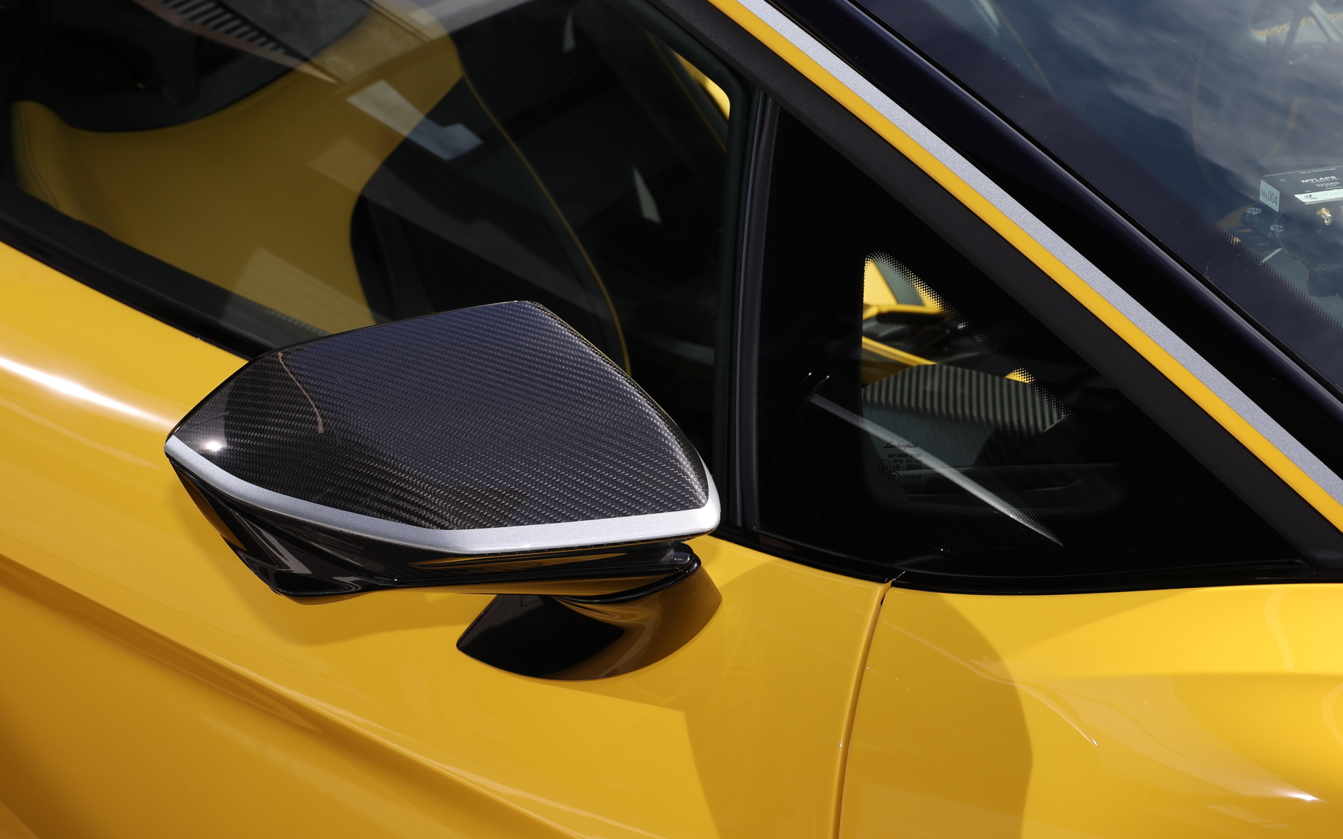 撮影モデルは「アレジェリータ（軽量）・パッケージ」装着車。標準車に比べカーボン製のスプリッター（-0.19kg）、アンダーボディパネル（-0.55kg）、サイドスカート（-0.6kg）、リアボンネット（-9.2kg）、リアスポイラー（-1.6kg）などを採用して約25kg軽量化するとともに、トータルダウンフォース67％増、空力効率62％増に成功している