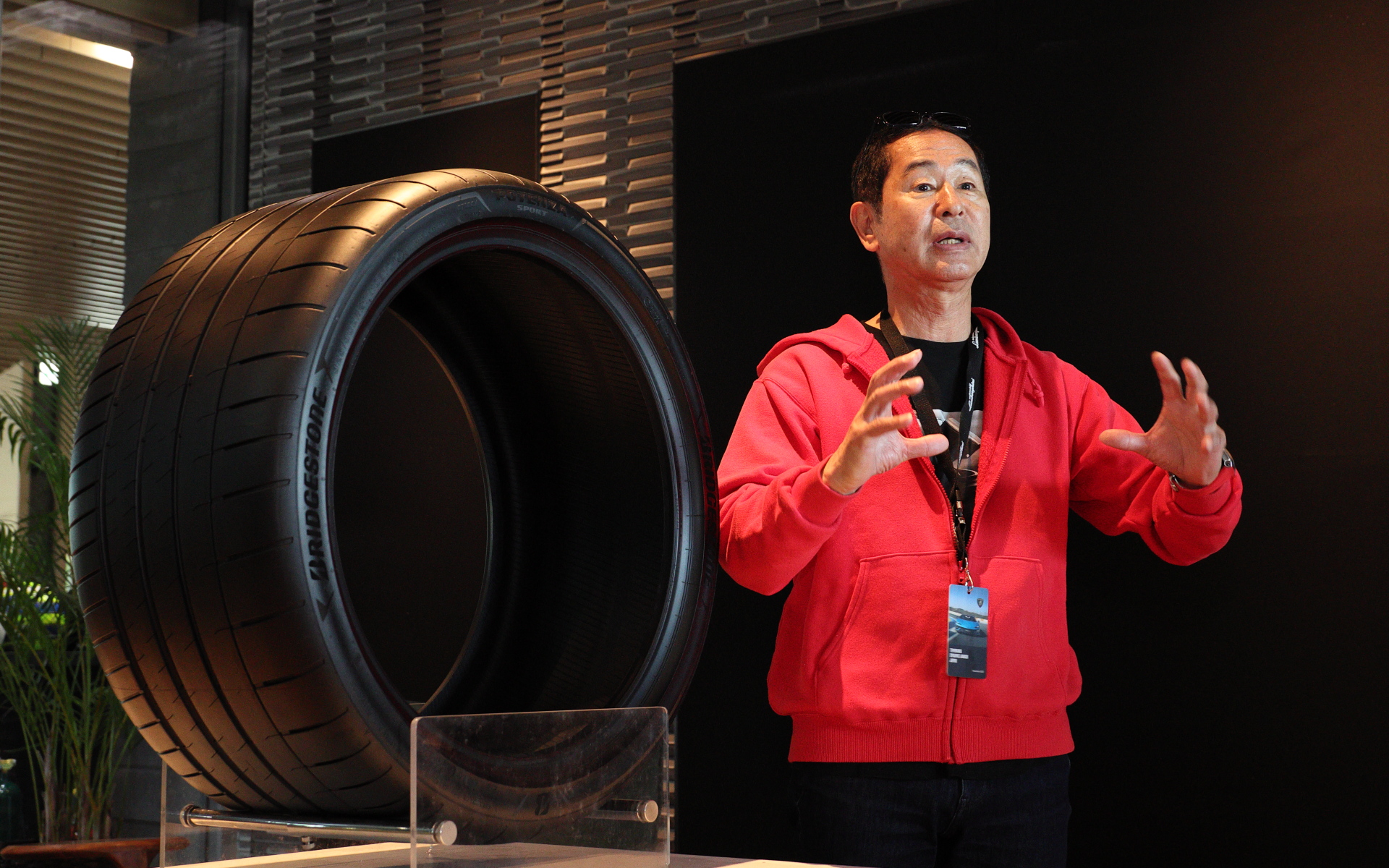 テメラリオの足下を支えるブリヂストン「POTENZA SPORT」。日本では聞き慣れない名称だが、欧州のスーパースポーツモデルに標準装着される実績を持つ。クセのないハンドリングが魅力で、土屋圭市さんも「アンダーオーバーが分かりやすくコントロールしやすい」と評価