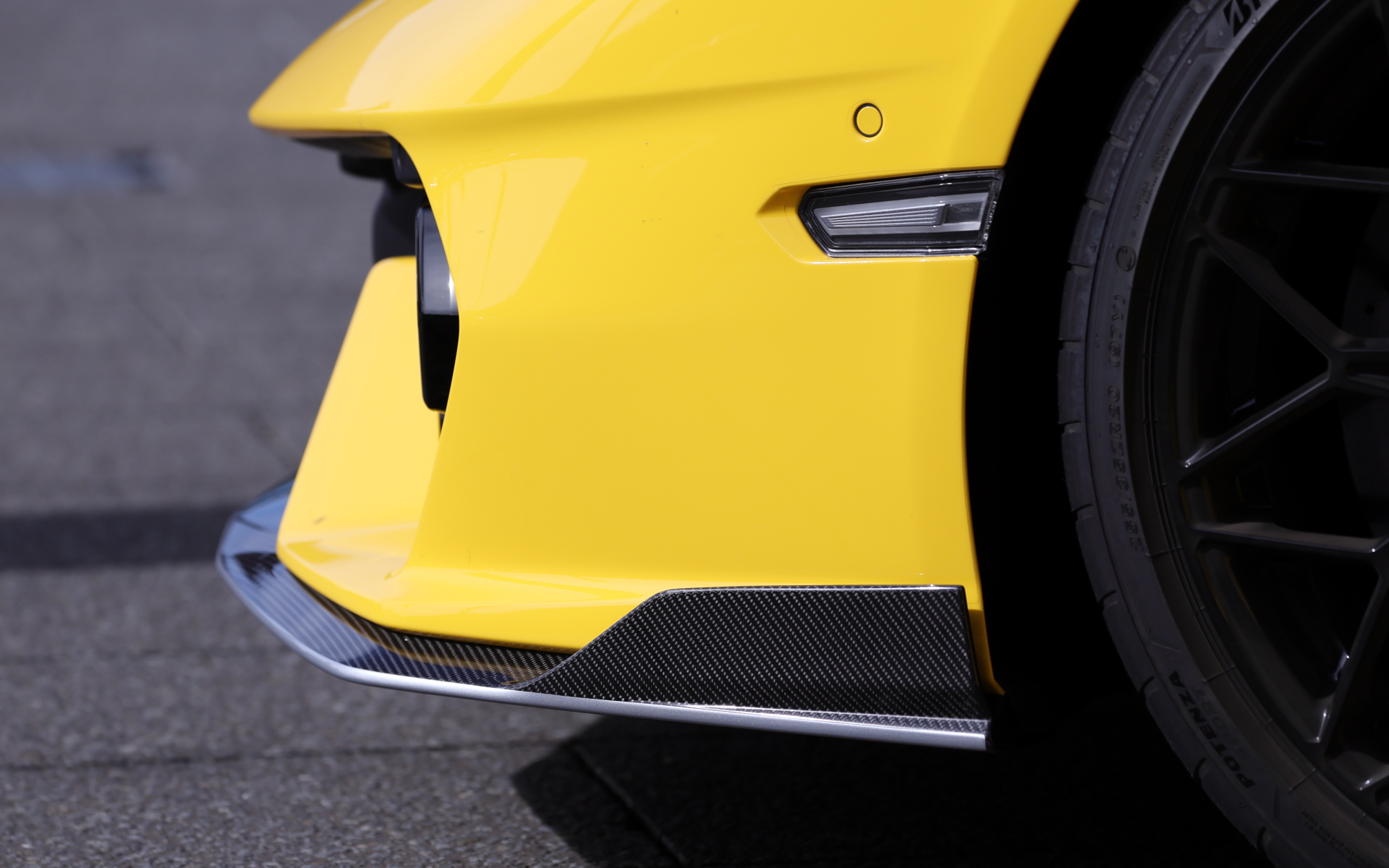 撮影モデルは「アレジェリータ（軽量）・パッケージ」装着車。標準車に比べカーボン製のスプリッター（-0.19kg）、アンダーボディパネル（-0.55kg）、サイドスカート（-0.6kg）、リアボンネット（-9.2kg）、リアスポイラー（-1.6kg）などを採用して約25kg軽量化するとともに、トータルダウンフォース67％増、空力効率62％増に成功している