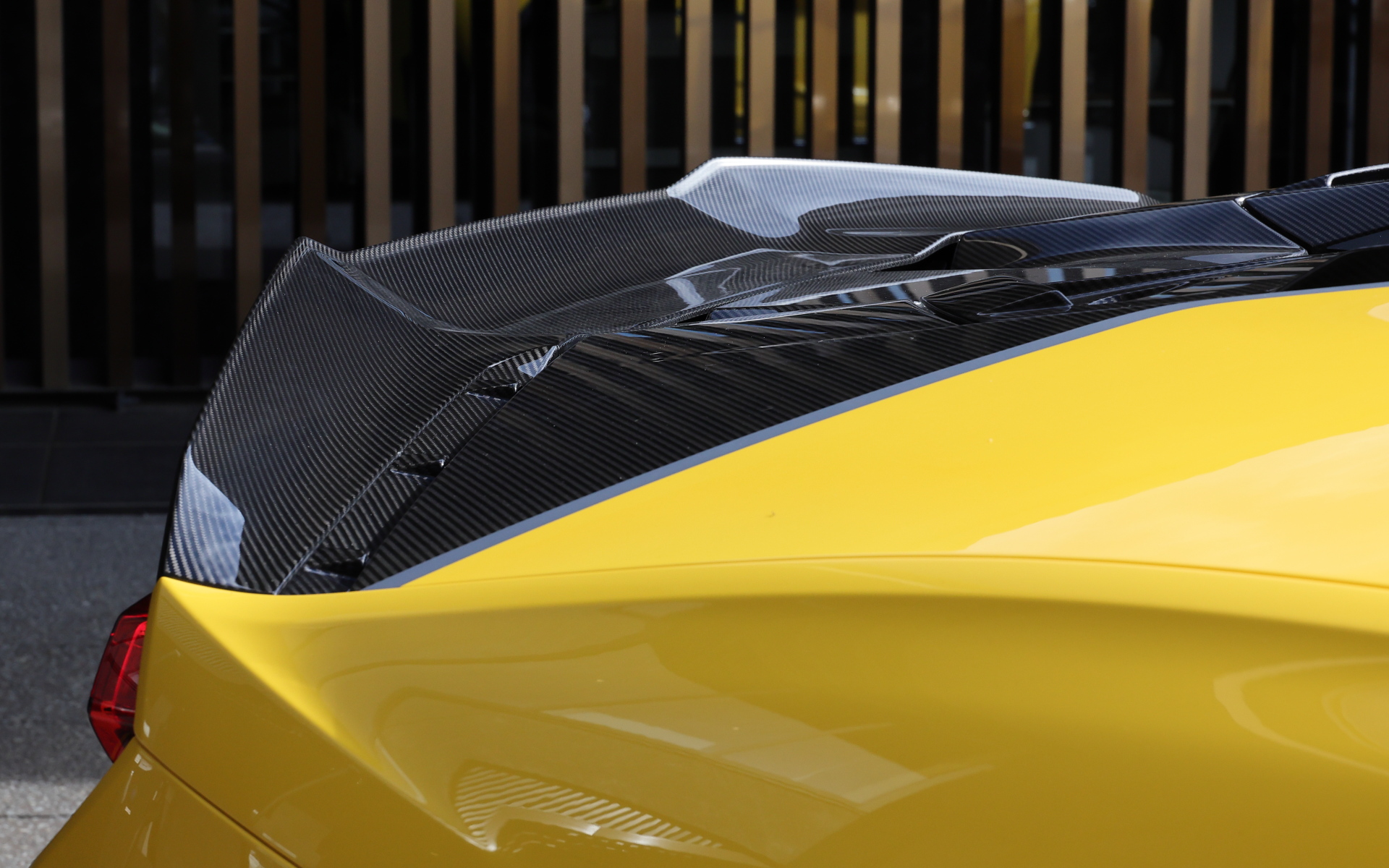 撮影モデルは「アレジェリータ（軽量）・パッケージ」装着車。標準車に比べカーボン製のスプリッター（-0.19kg）、アンダーボディパネル（-0.55kg）、サイドスカート（-0.6kg）、リアボンネット（-9.2kg）、リアスポイラー（-1.6kg）などを採用して約25kg軽量化するとともに、トータルダウンフォース67％増、空力効率62％増に成功している