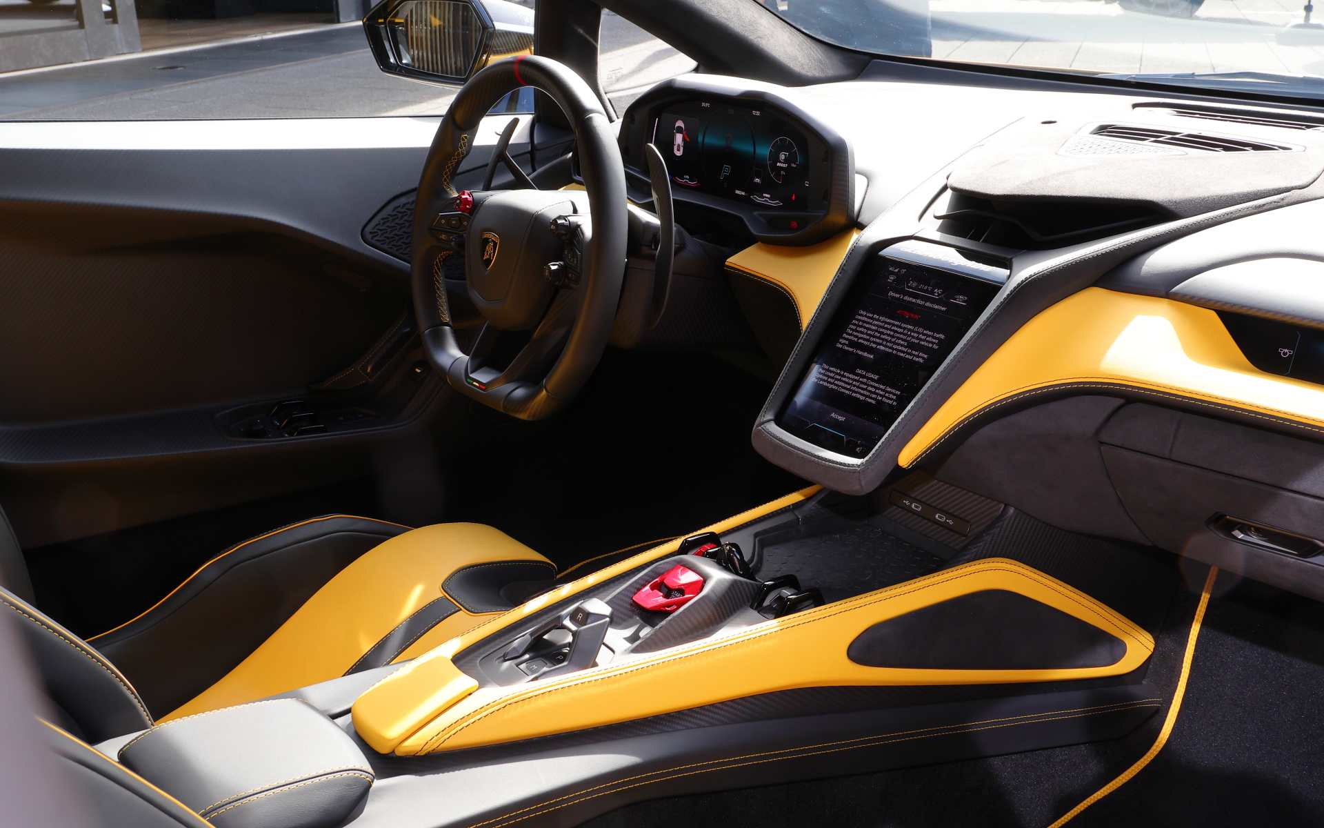 テメラリオ アレジェリータ・パッケージ装着車のインテリア。ドアの内張なども軽量化されている