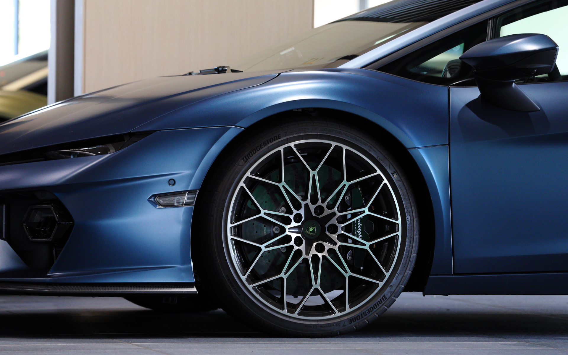 こちらはパッケージを装着しないテメラリオ。フロントバンパーサイドの空力パーツの有無が見分けがつきやすい。足下はブリヂストンのプレミアムタイヤ「POTENZA SPORT」をセットし、サイズはフロントが255/35ZR20、リアが325/30ZR21