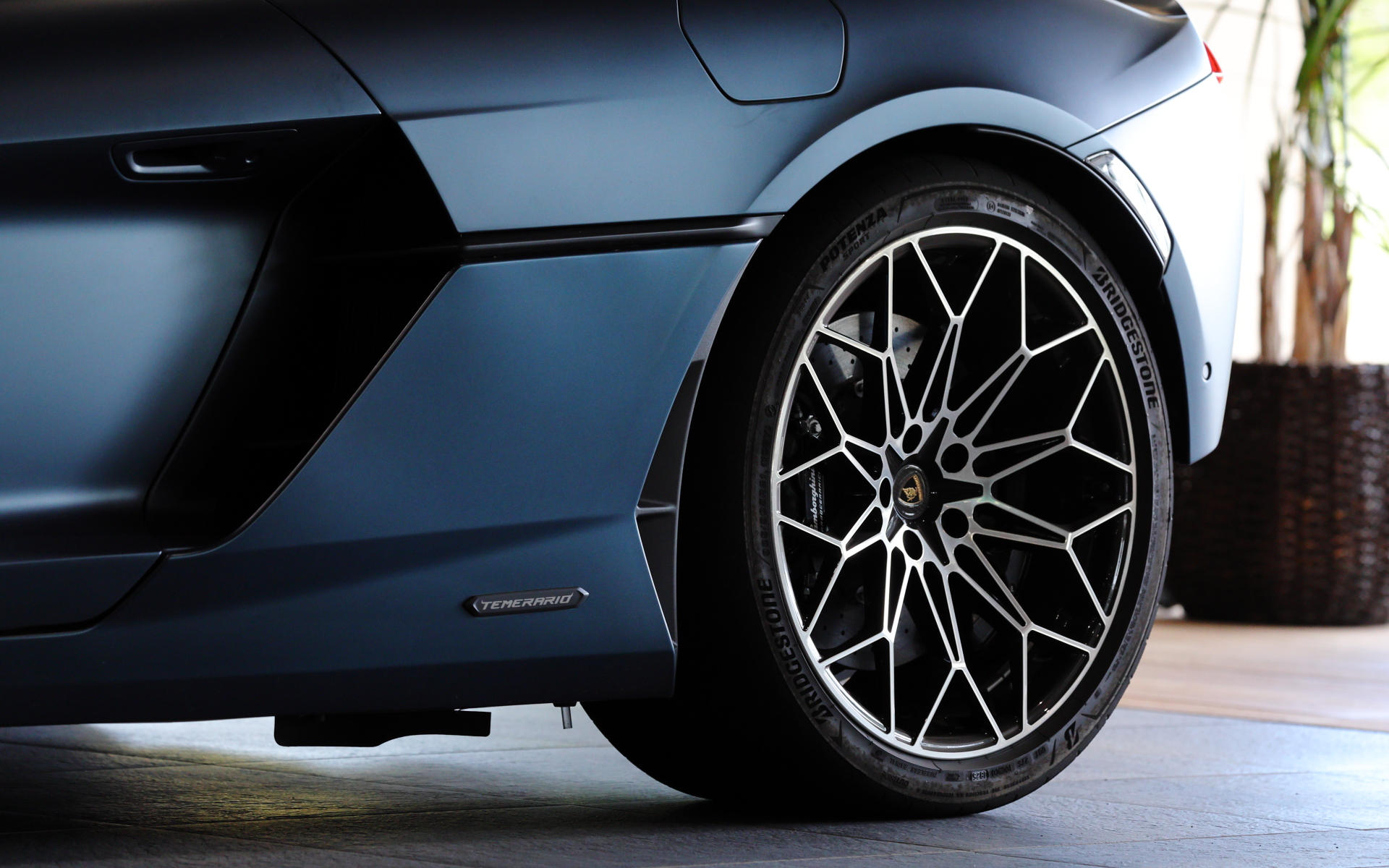 こちらはパッケージを装着しないテメラリオ。フロントバンパーサイドの空力パーツの有無が見分けがつきやすい。足下はブリヂストンのプレミアムタイヤ「POTENZA SPORT」をセットし、サイズはフロントが255/35ZR20、リアが325/30ZR21