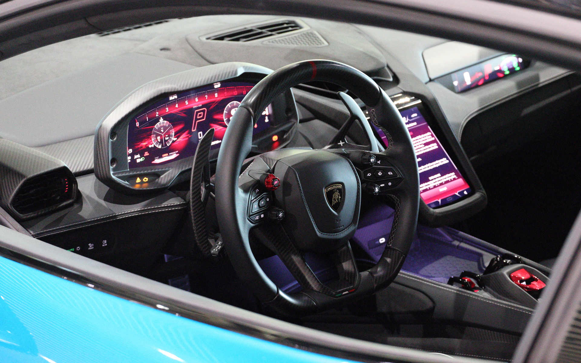 こちらはパッケージを装着しないテメラリオ。フロントバンパーサイドの空力パーツの有無が見分けがつきやすい。足下はブリヂストンのプレミアムタイヤ「POTENZA SPORT」をセットし、サイズはフロントが255/35ZR20、リアが325/30ZR21