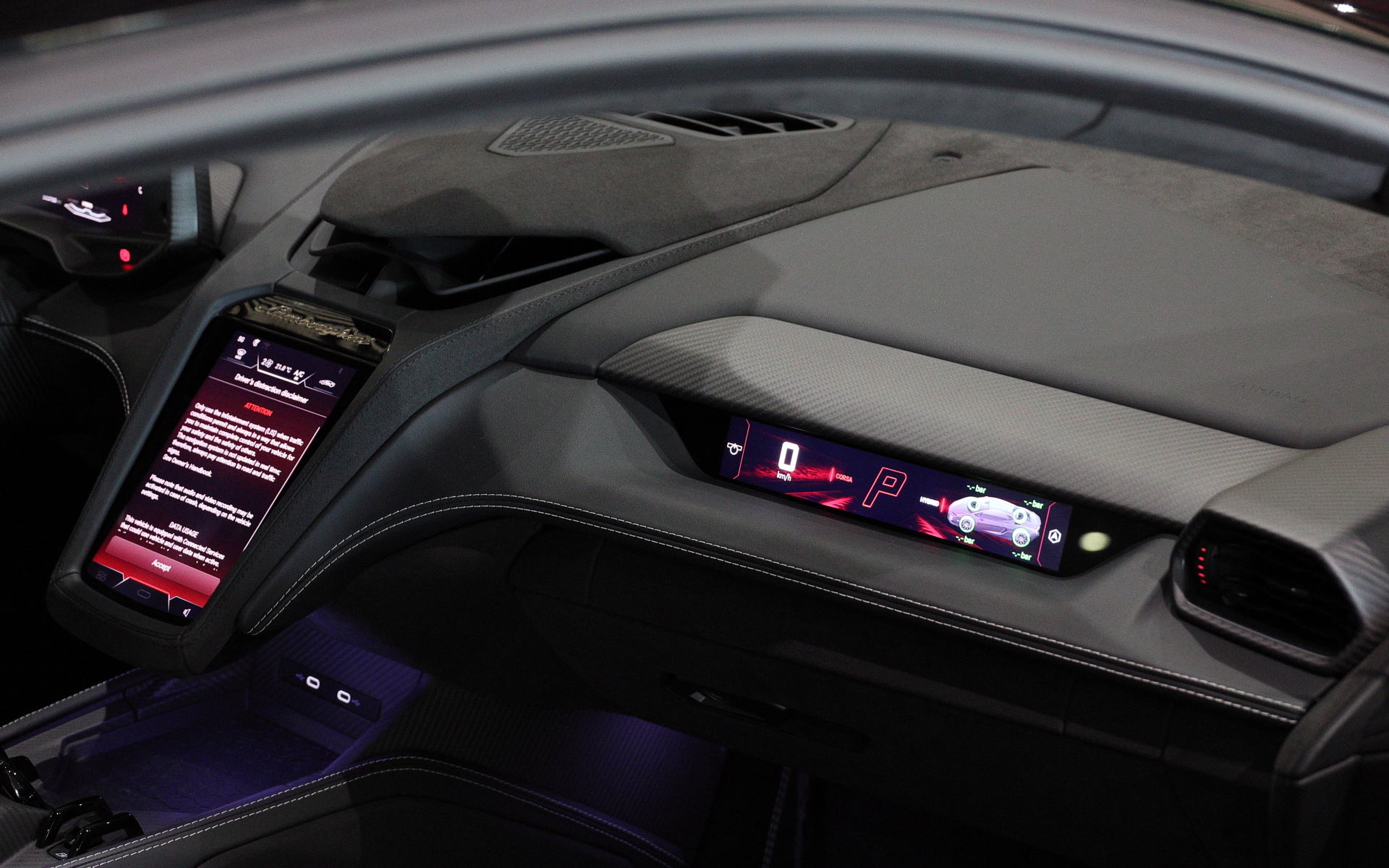 こちらはパッケージを装着しないテメラリオ。フロントバンパーサイドの空力パーツの有無が見分けがつきやすい。足下はブリヂストンのプレミアムタイヤ「POTENZA SPORT」をセットし、サイズはフロントが255/35ZR20、リアが325/30ZR21