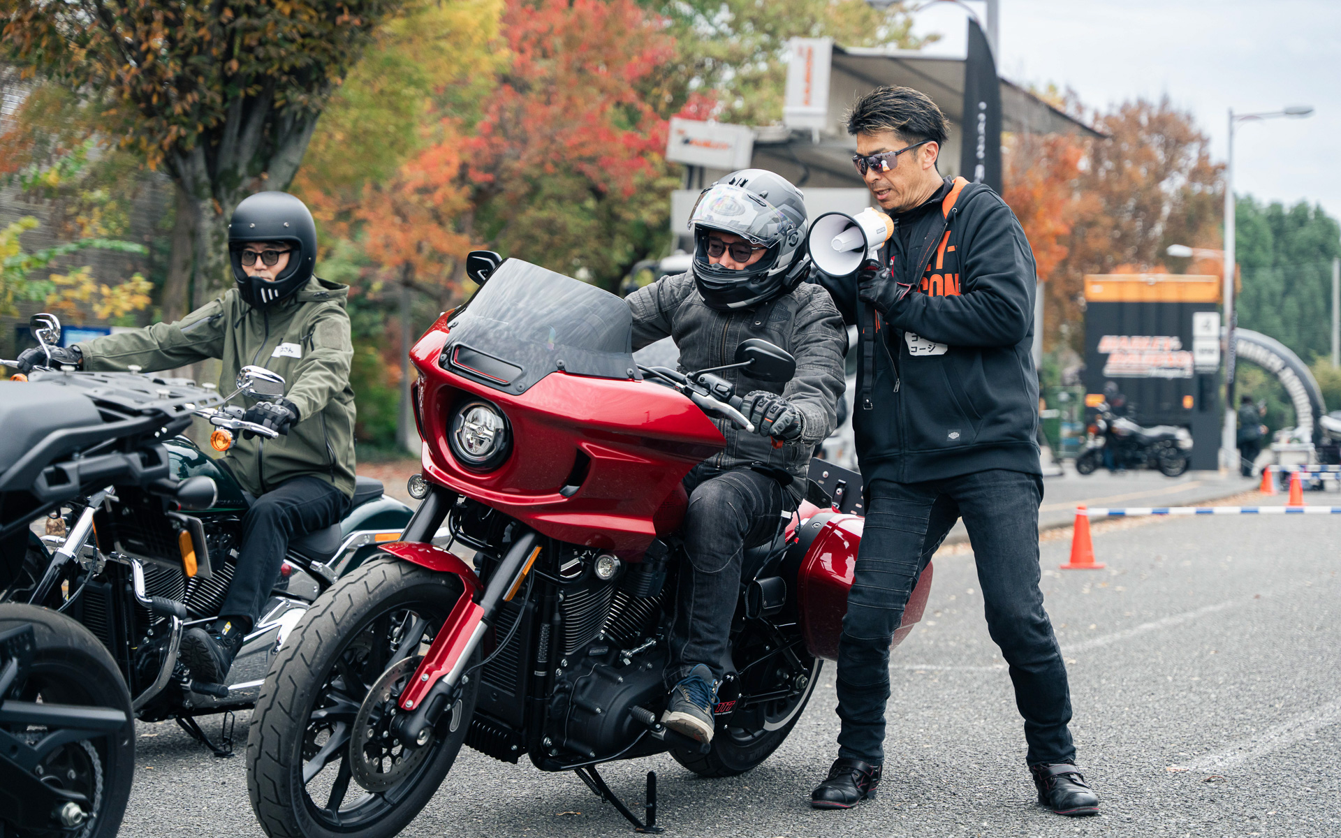 コーチからは「外の膝はタンクに押し付けるように旋回してみて」などとアドバイスいただく。そのとおり実行すると見事なまでに曲がっていくからおもしろい