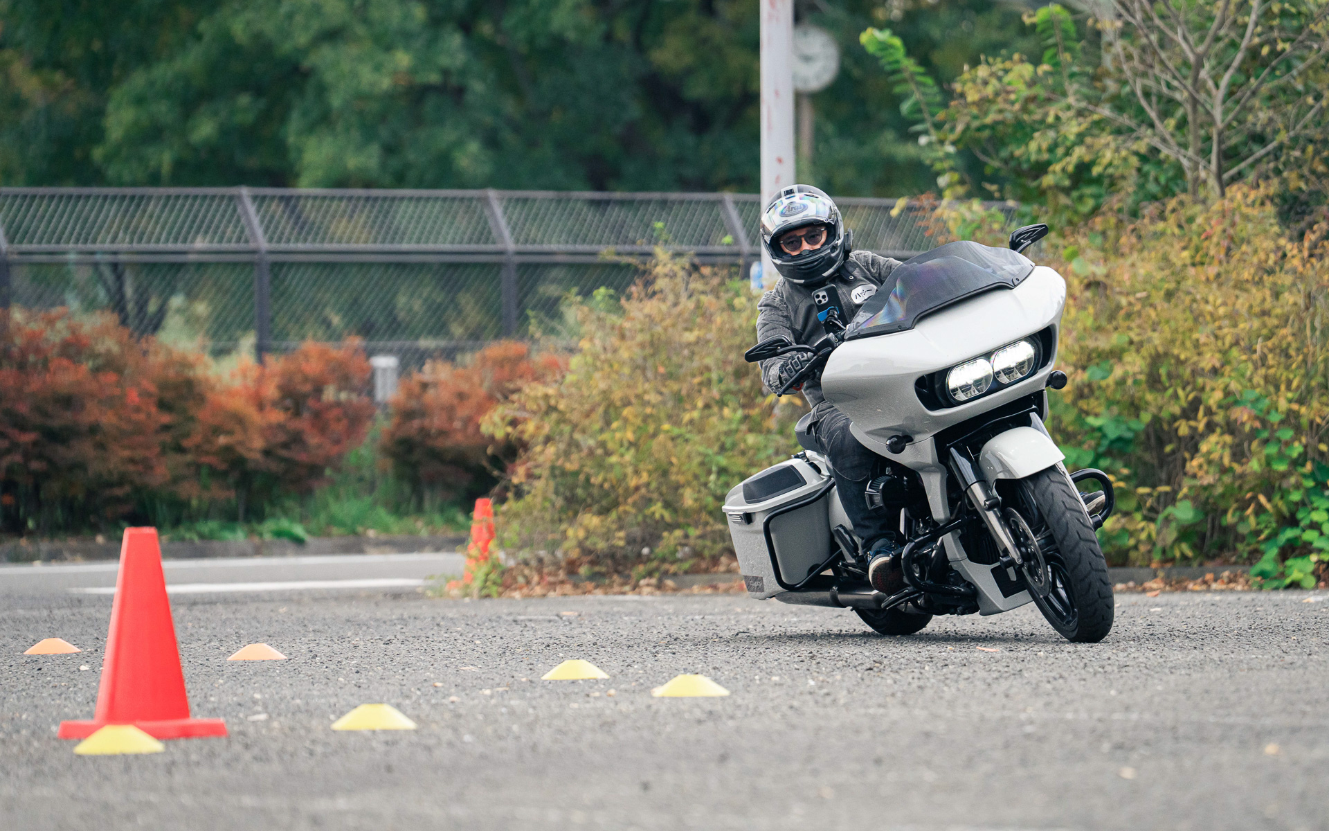 曲がりにくく重いと思っていた筆者のロードグライドでも曲がっていけるようになった