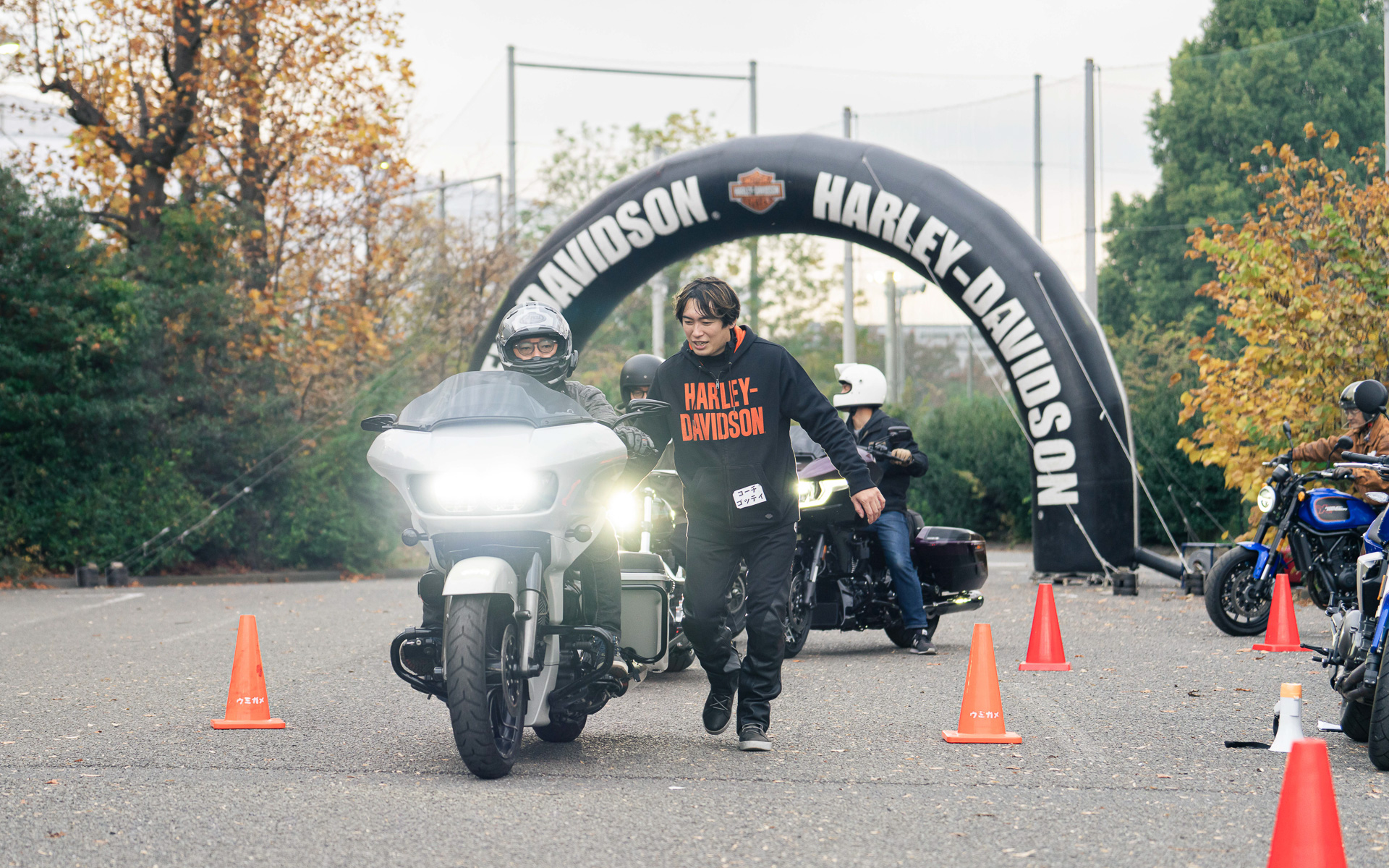 極低速で走るオーバルコースではコーチが常に横を歩いてレクチャーしてくれた