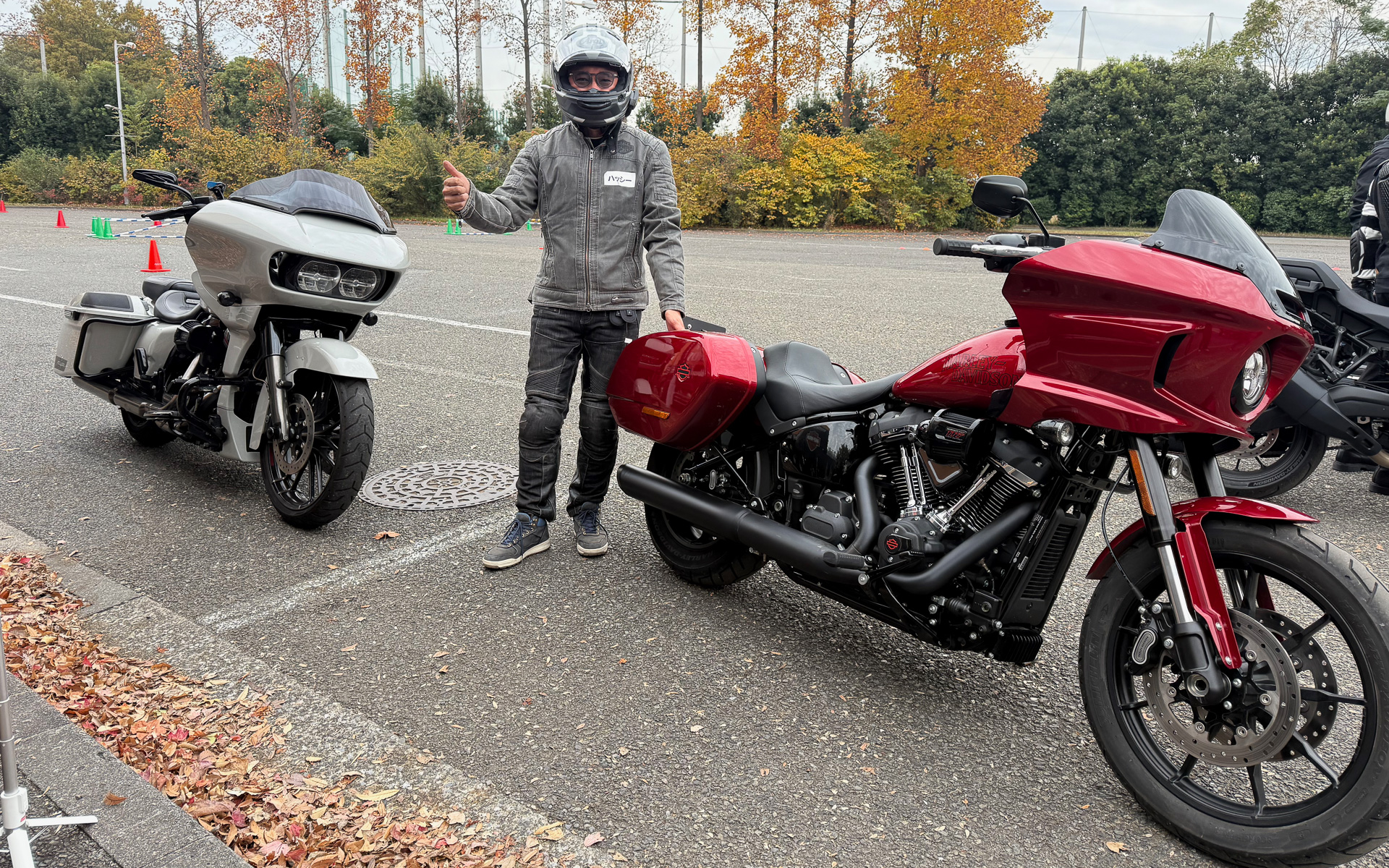 左が筆者のロードグライド、右がレンタルした「ローライダーST」。この2台で「スキルライダートレーニング」を体験した