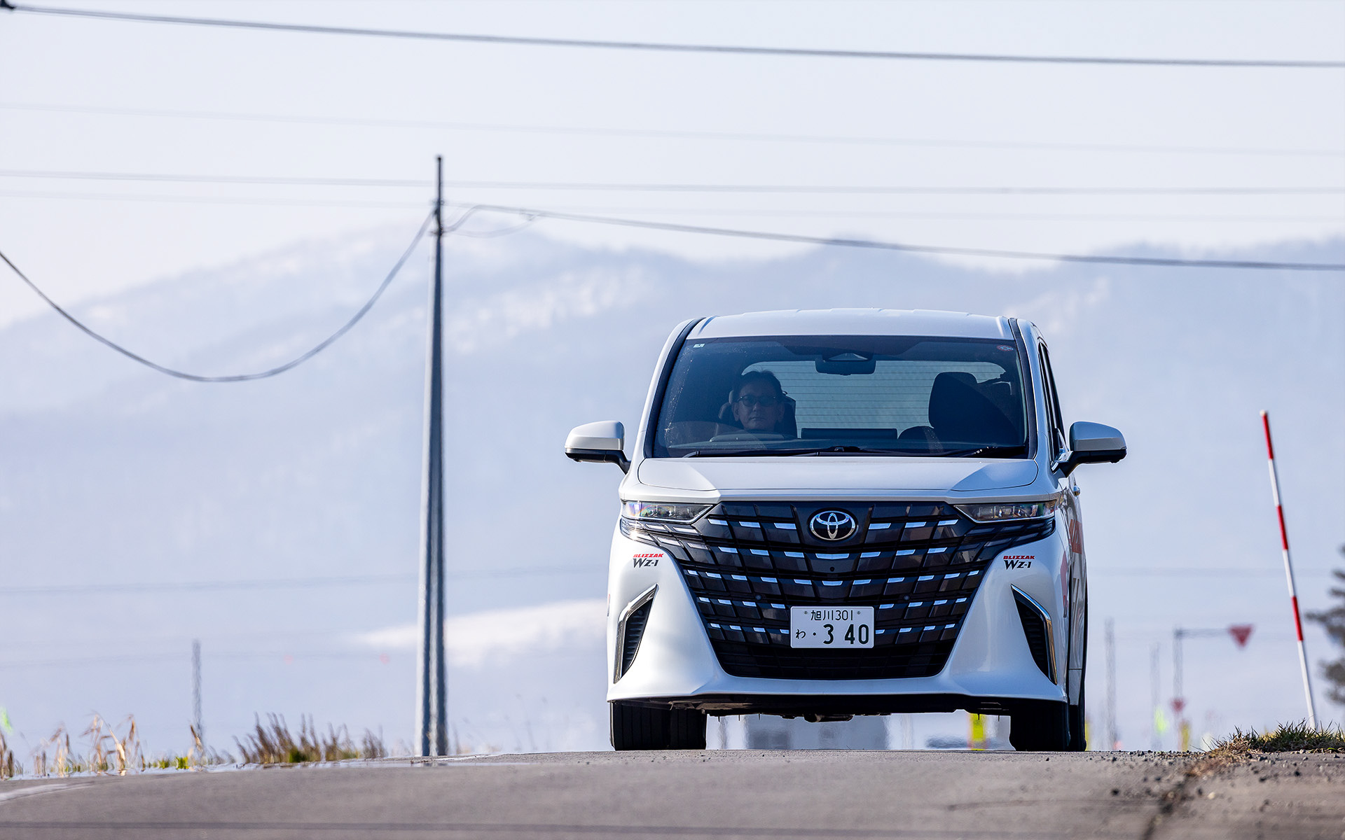 重量級モデルで乾燥路を走る。早朝の路面でも交差点で滑り出すことなく動けたのはさすが