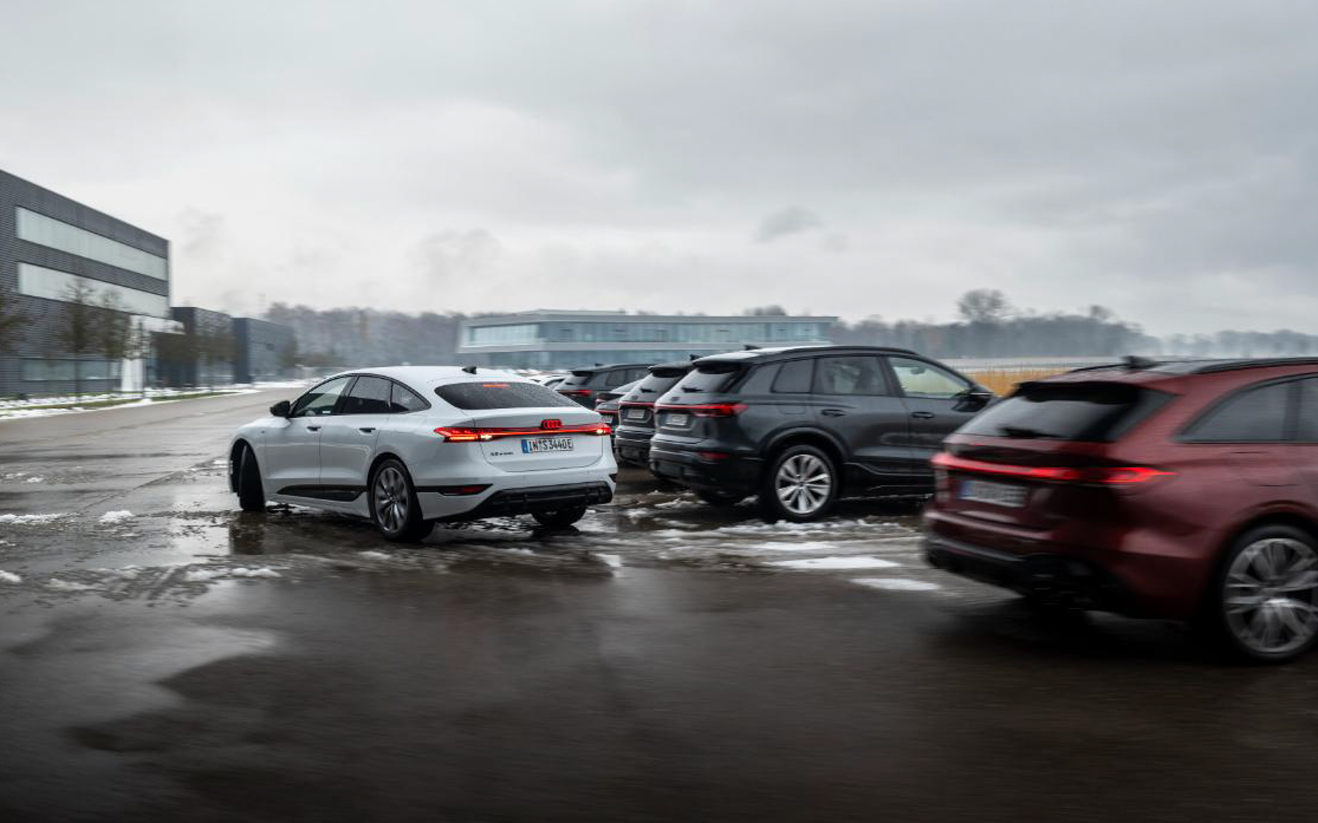 「リバース・アシスト」機能では、車両後退時に最後の50mでステアリング操作を代わりに実行