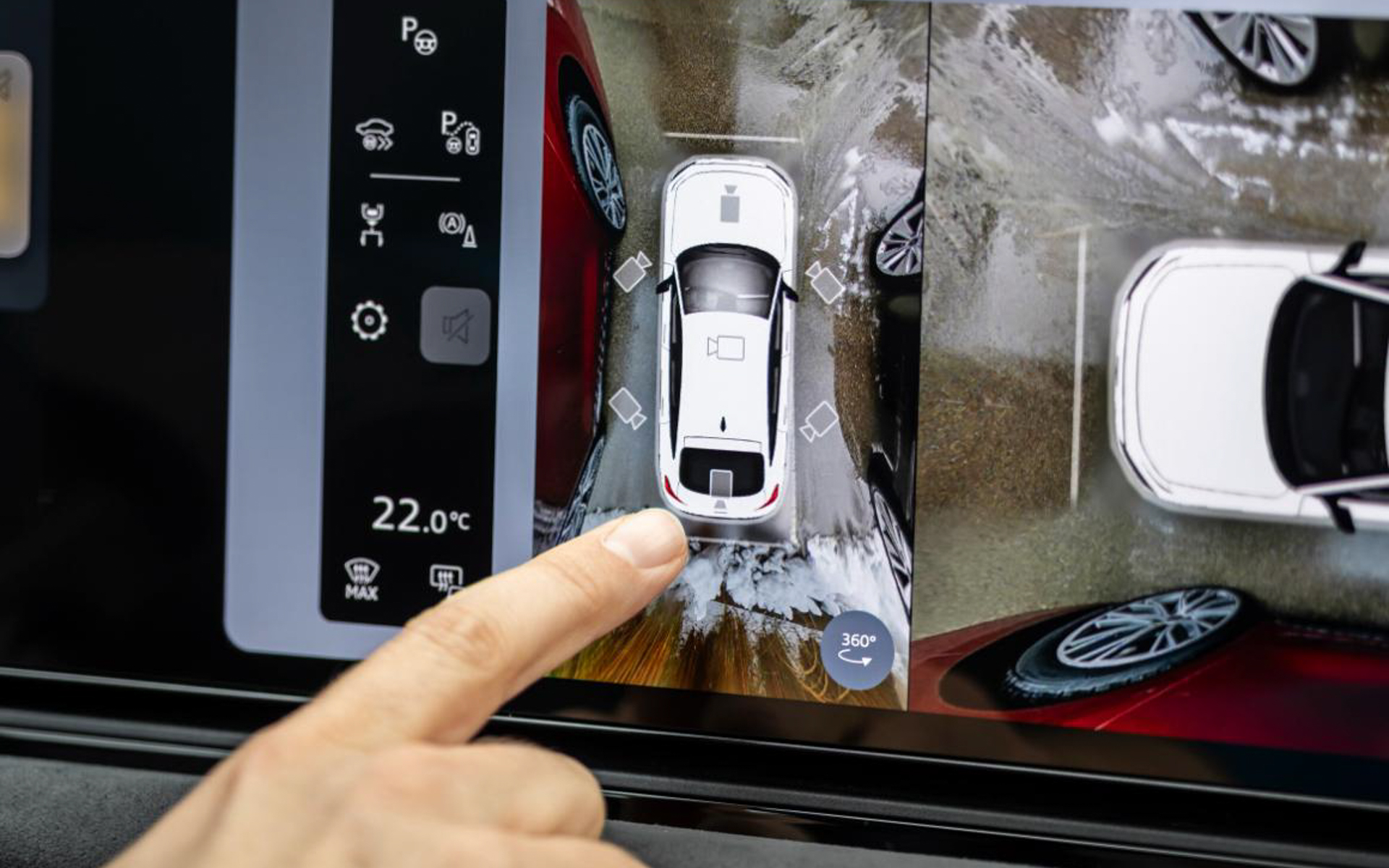 「リバース・アシスト」機能では、車両後退時に最後の50mでステアリング操作を代わりに実行