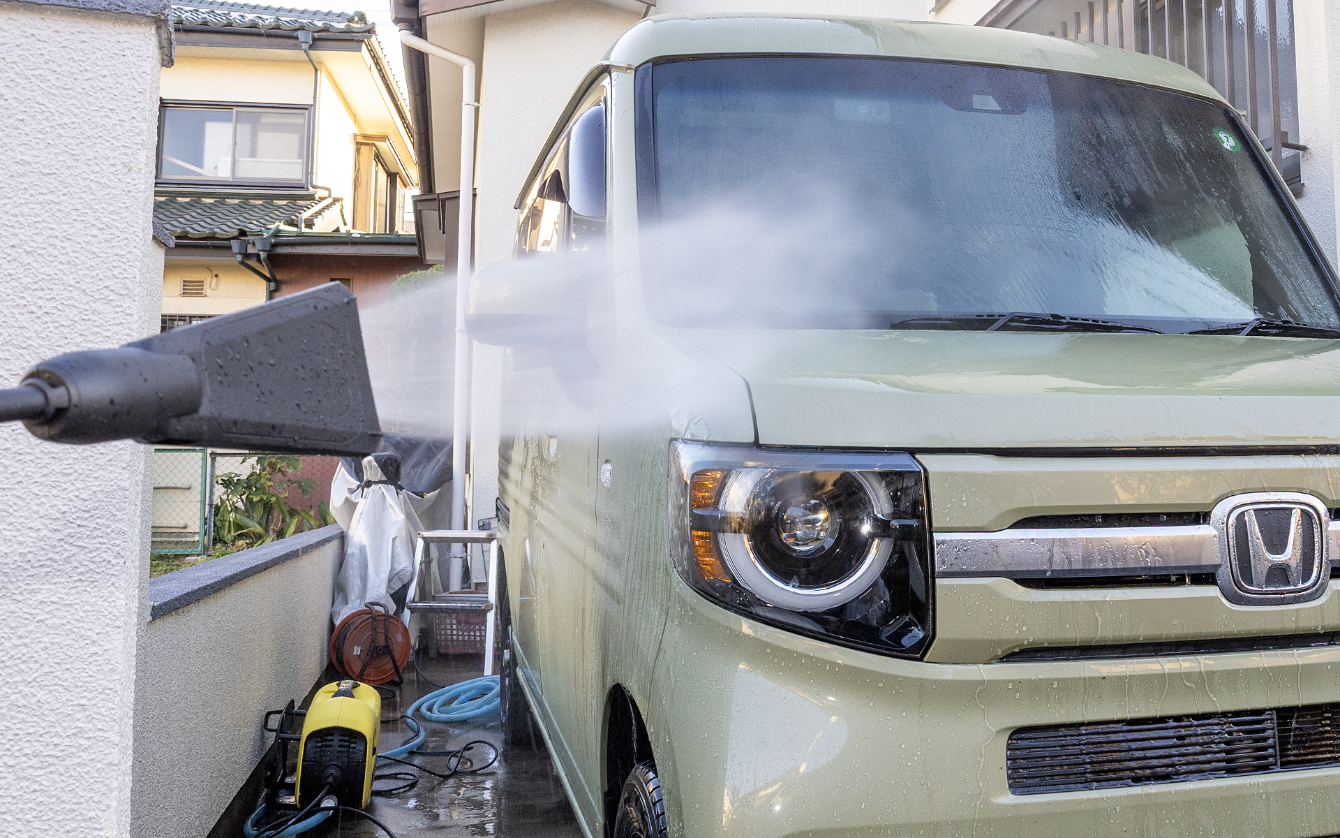エコ！ブースター120の横に広がるワイドな水流は、面が広いクルマの洗車に向いている。また、水の跳ね返りがほぼないので自分が濡れずに済む