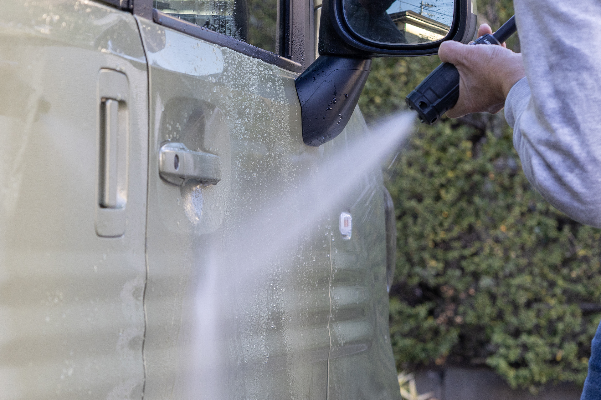 高圧洗浄機を使用する洗車は作業時間短縮が図れるだけでなく、ボディ表面の汚れを水圧で落とせるので擦り傷がつきにくいのもポイント