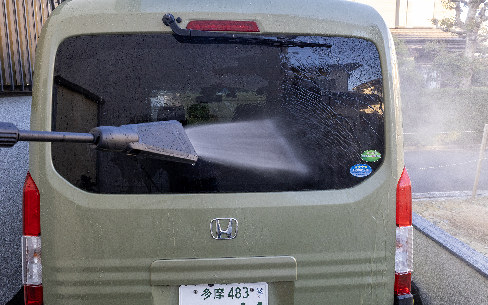 斜めに当てると跳ね返った先に水が霧状に広がるが、水量が多くないためかそれほど広がることはなかった。周りに濡らしたくないものがある場合も使いやすそうだ