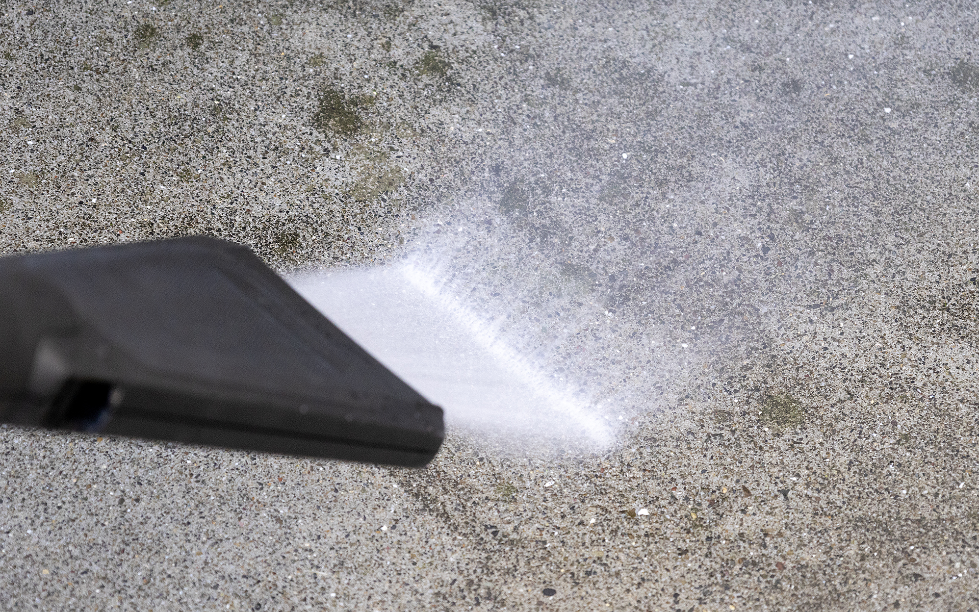 水圧を高めて、地面とノズルを近づけたら、今度はきれいに落ちた