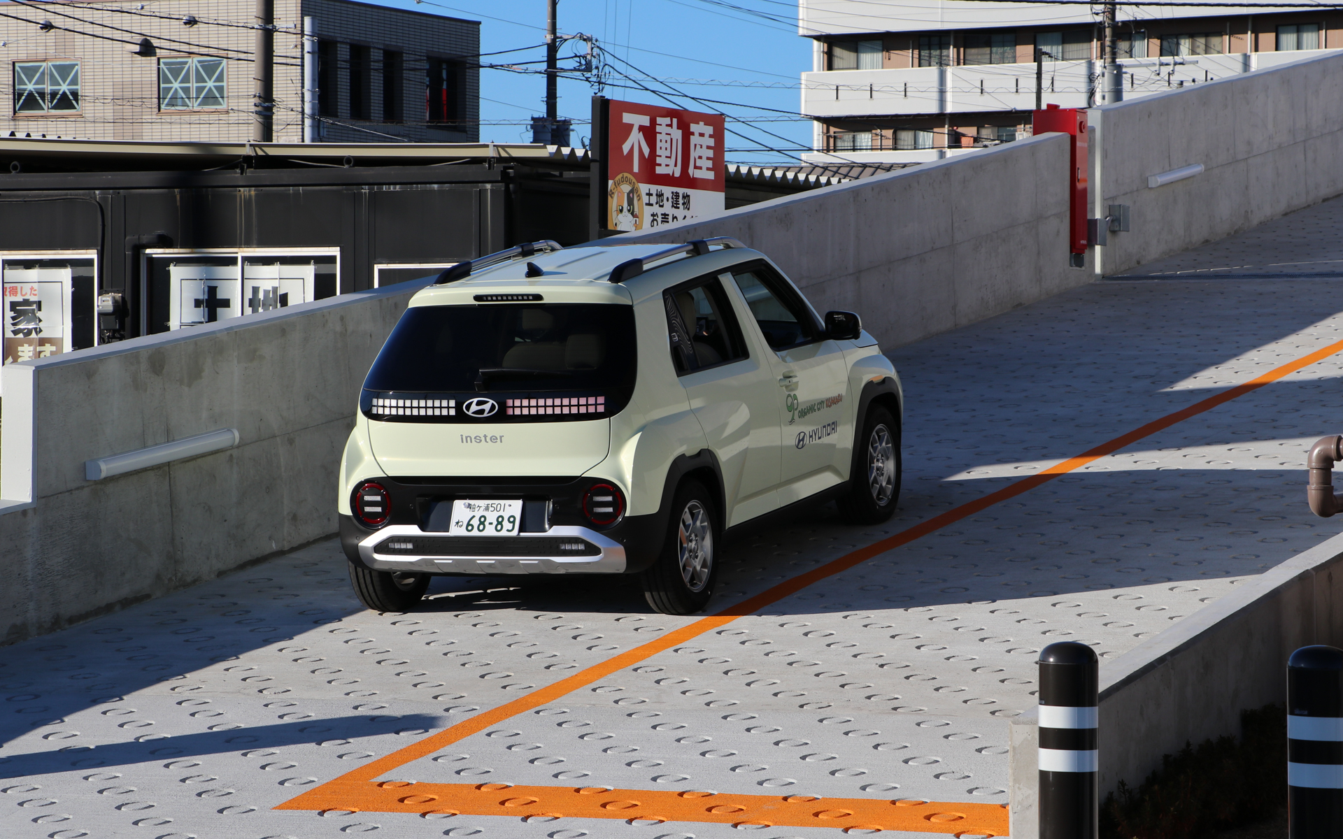 屋上駐車場へのスロープでパワフルな走りを確認していた