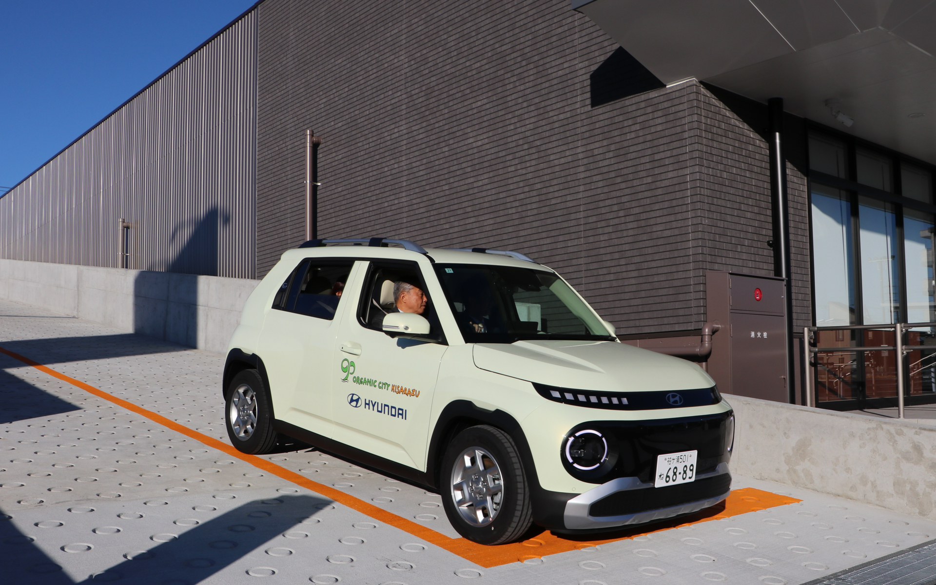 屋上駐車場へのスロープでパワフルな走りを確認していた