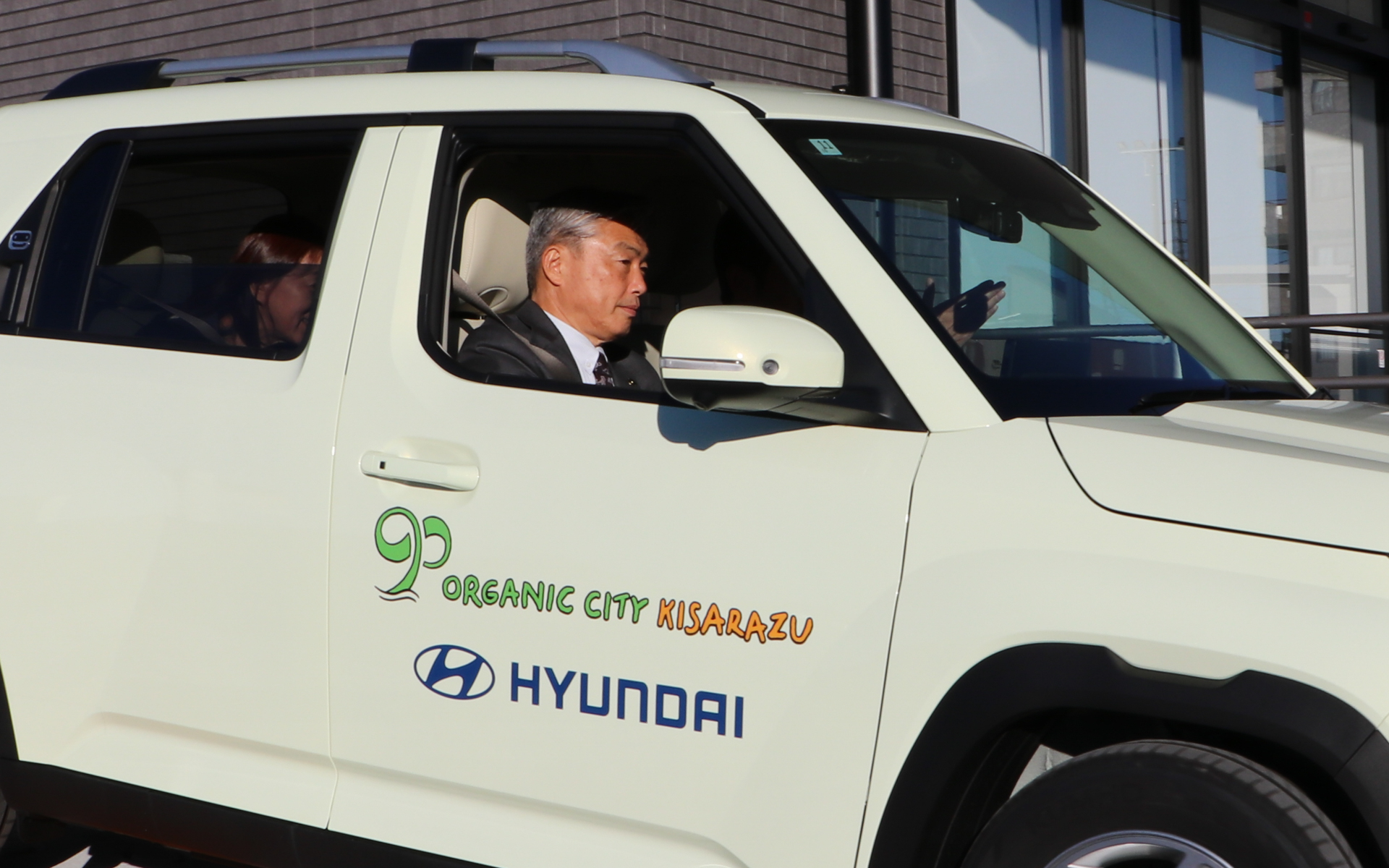 記念撮影後には朝日新庁舎の駐車場で試乗会が行なわれ、市長や副市長がインスターの走りを体感していた