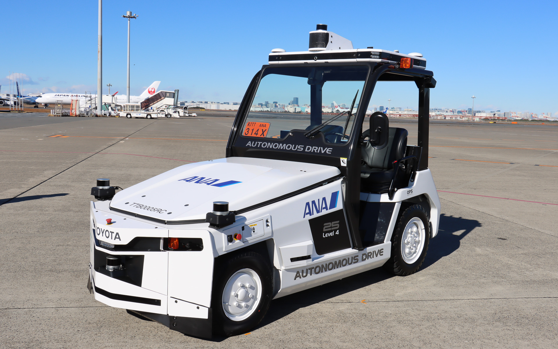 豊田自動織機の電動トーイングトラクター「3TE25」をベースとするANA＆豊田自動織機の自動運転トーイングトラクター