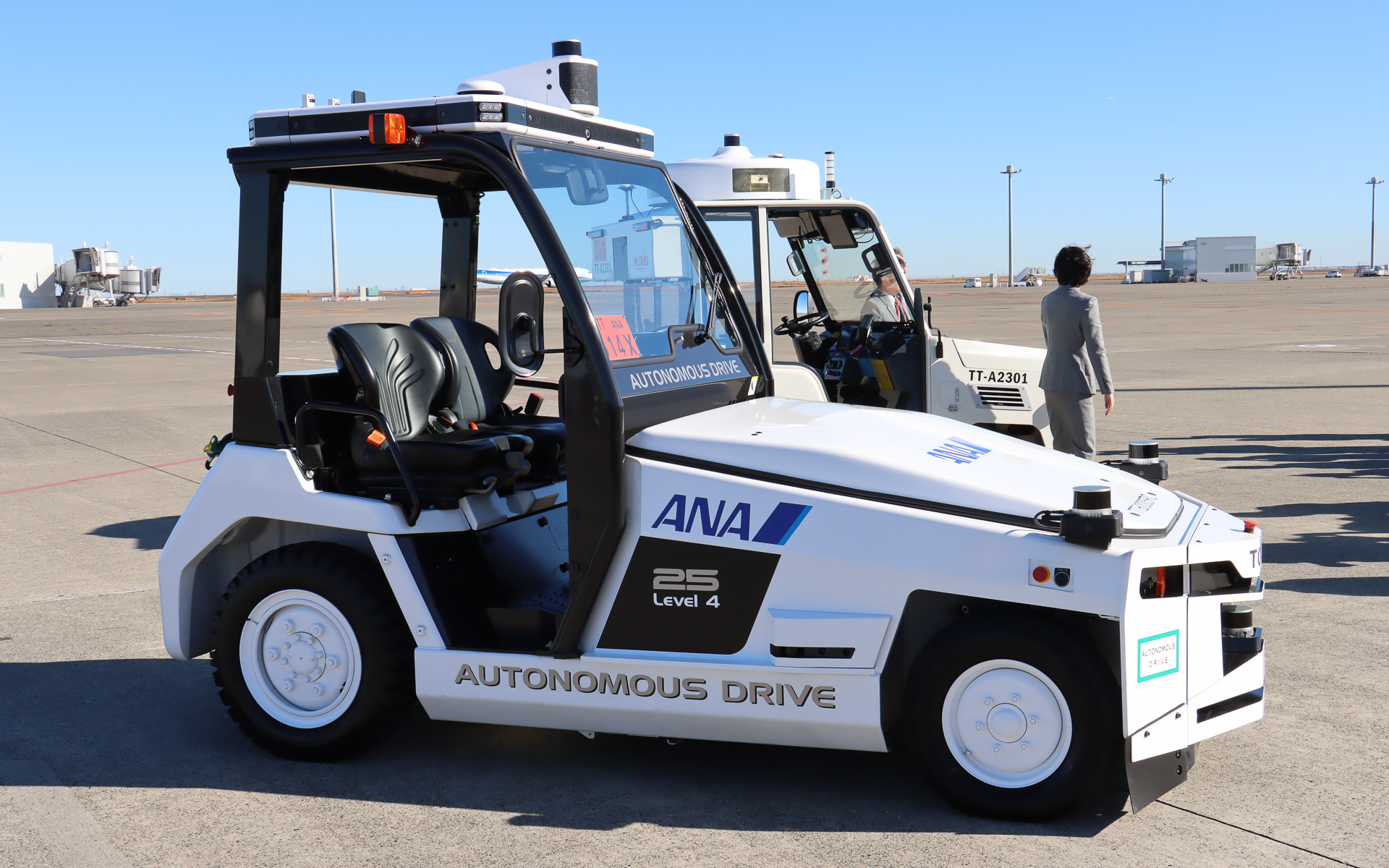 ベース車両のボディサイズ（キャビンあり）は3495×1445×1940mm（全長×全幅×全高）だが、ルーフ上に3D-LiDARを備え、フロントノーズにも2Dレーザースキャナーや磁気センサーなどを追加してわずかに大きくなっている