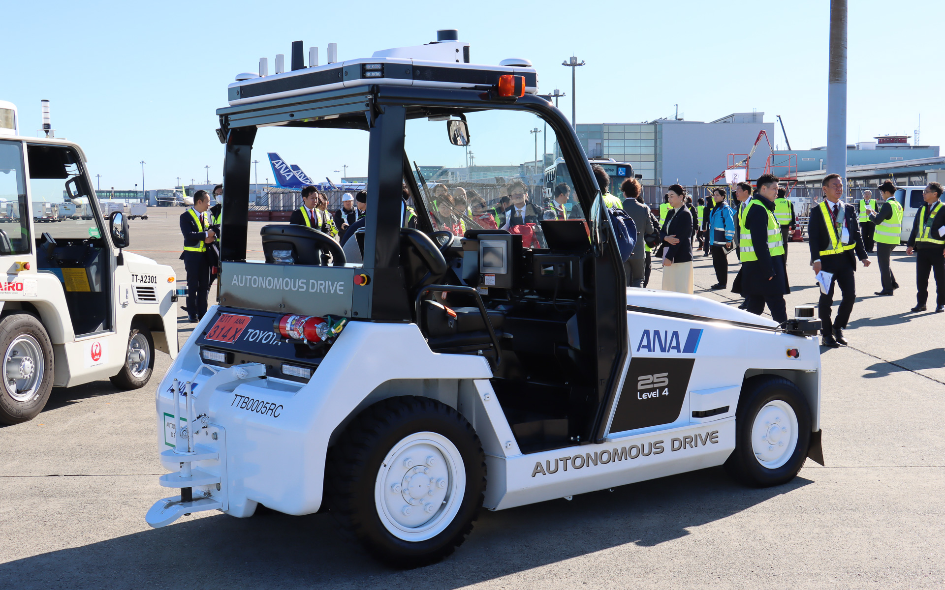 ベース車両のボディサイズ（キャビンあり）は3495×1445×1940mm（全長×全幅×全高）だが、ルーフ上に3D-LiDARを備え、フロントノーズにも2Dレーザースキャナーや磁気センサーなどを追加してわずかに大きくなっている