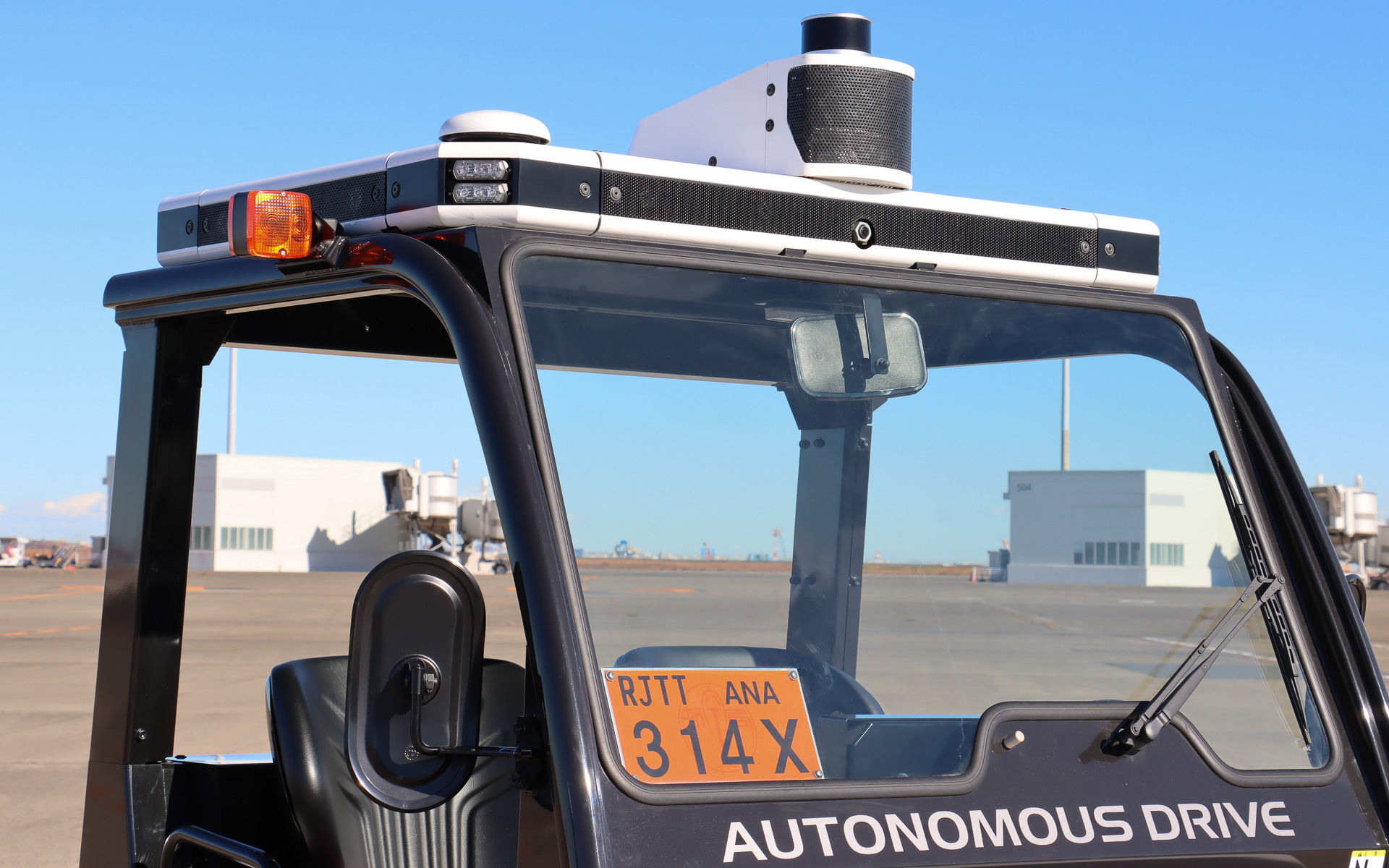 ルーフ上の3D-LiDARは自車位置推定用、フロントノーズ3か所の3D-LiDARは障害物検知用となる